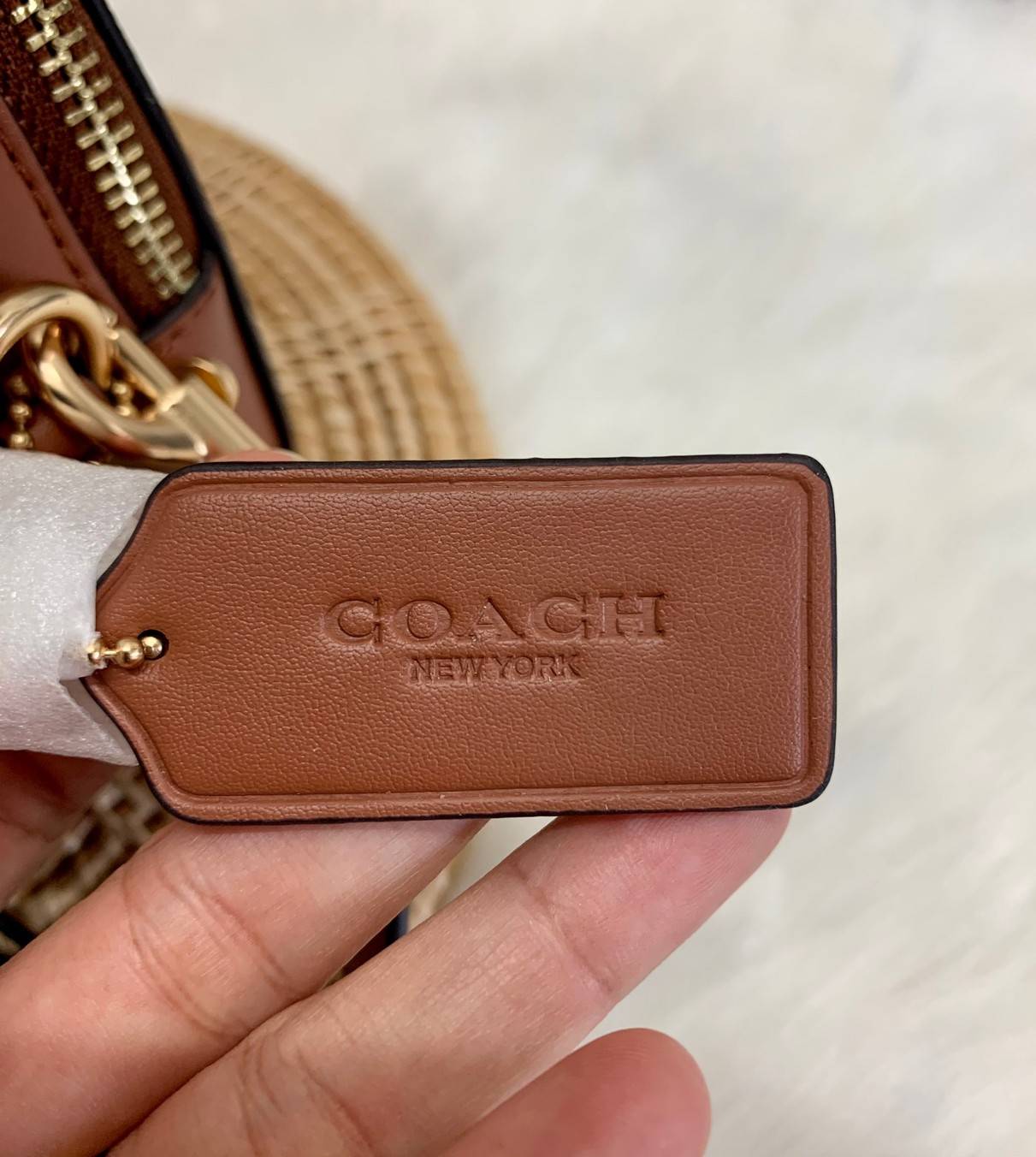 ใหม่ล่าสุดก่อนใคร! 🌈ต้อนรับเปิดประเทศด้วยรุ่นใหม่กันค่าา😘 COACH Serena Satchel In Signature Canvas With Stripe ((C5642)) พร้อมส่งที่ไทย ใบจริงสีคือสวยหรูมากค่ะ! กระเป๋าสะพายข้าง ขนาดกระทัดรัด ทรงโดมเล็ก น่ารักมากๆค่ะ ด้านหน้าสกรีนแถบสีสายร