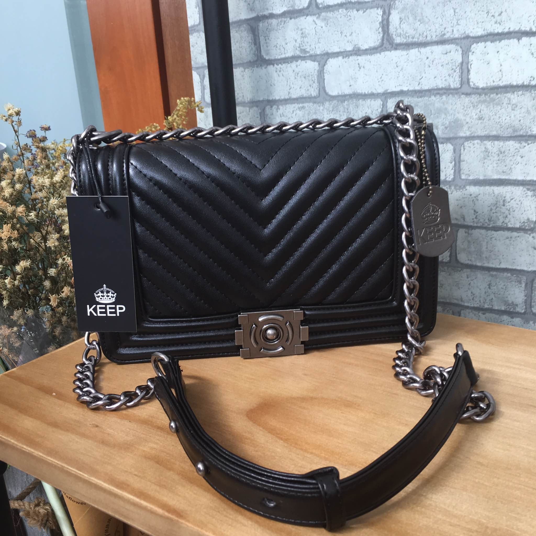 BestSeller! Keep chain large shoulder bag กระเป๋าทรงยอดฮิตคะ รุ่นนี้รับประกันความสวย ตัวกระเป๋าหนังแกะสังเคราะห์เนื้อดีมากๆ ขนาดกะทัดรัด ภายในสีแดง มีช่องใส่ของจุกจิก สายโซ่ปรับได้ 2 แบบทั้งสายสั้น สายยาว สะพายพาดลำตัวได้คะ น่ารักมาก ใส่มิกส์แอนแมท ได้ง่า