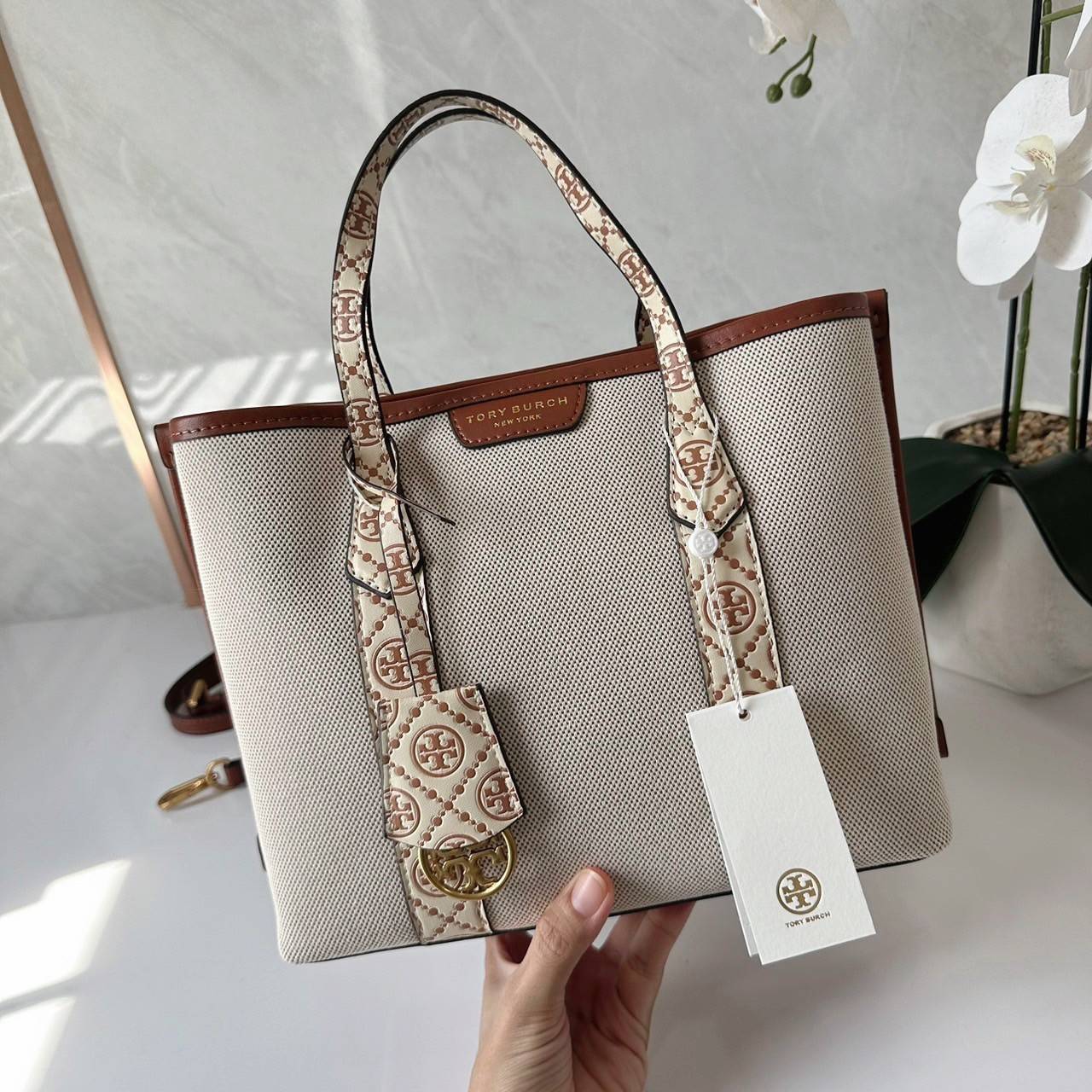 TORY BURCH small Perry canvas tote bag กระเป๋าคล้องแขนและสะพายไหล่ทรงโท้ท คอลเลคชั่นใหม่ล่าสุด สวยหรูลุคคุณนาย