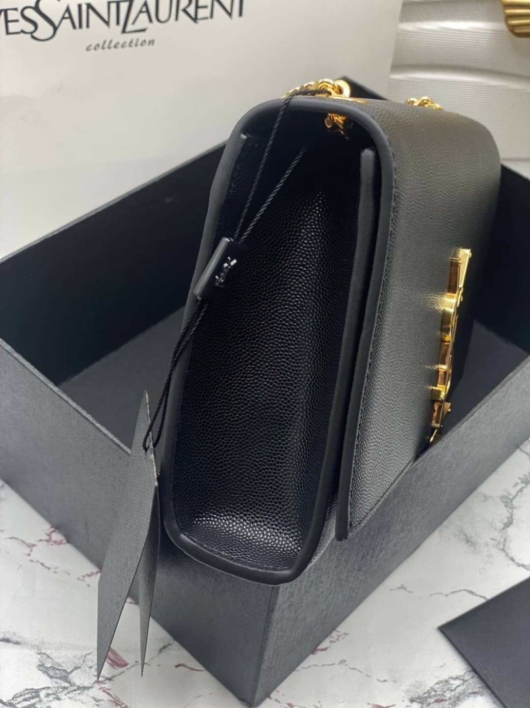 YSL kate medium chain bag in grain de poudre embossed leather 24cm กระเป๋าสะพายแบรนด์หรู รุ่นฮิตลอดกาล งานสวยดูดีมีระดับ ปั้มทุกจุด ขนาดกระทัดรัดกำลังดี มาพร้อมาสะพายโซ่ยาว เลื่อนปรับเป็น 2 แถว เพื่อสะพายเป็นสายสั้นได้ ด้านในโล่งกว้าง ใส่กระเป๋าสตางค์ใบยา