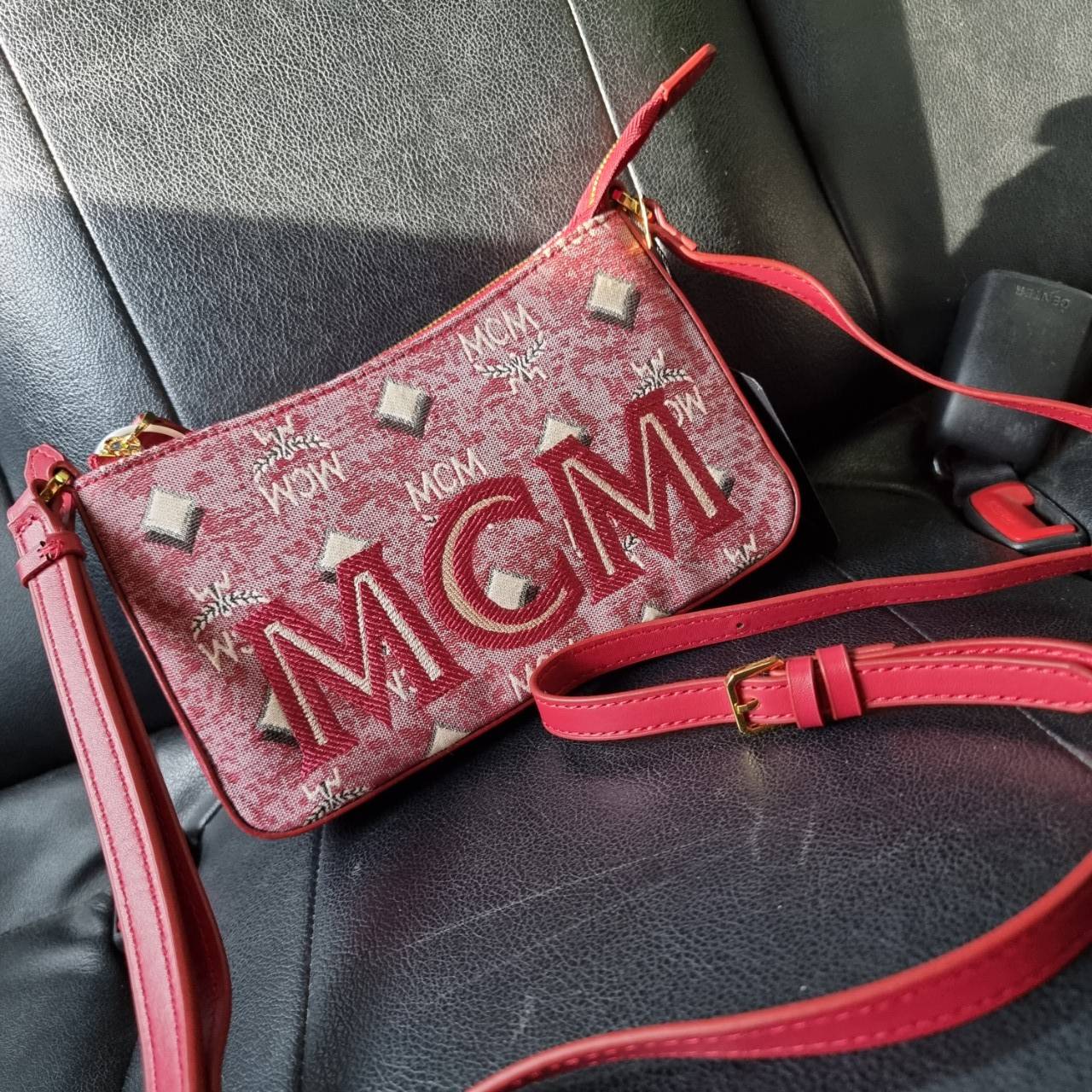 M.C.M MINI SHOULDER BAG IN VINTAGE JACQUARD MONOGRAM คอลเลคชั่นใหม่ล่าสุด โดดเด่นด้วยลายโมโนแกรม ถักทอบนผ้า woven jacquard กระเป๋าสะพายทรงพอชที่ไม่ธรรมดา มาพร้อมสายสะพายในตัว สามารถปรับใช้ได้ 2 แบบ สายยาวสะพายข้าง หรือจะนำสายเส้นกลางออกและปรับใช้สะพายไหล่