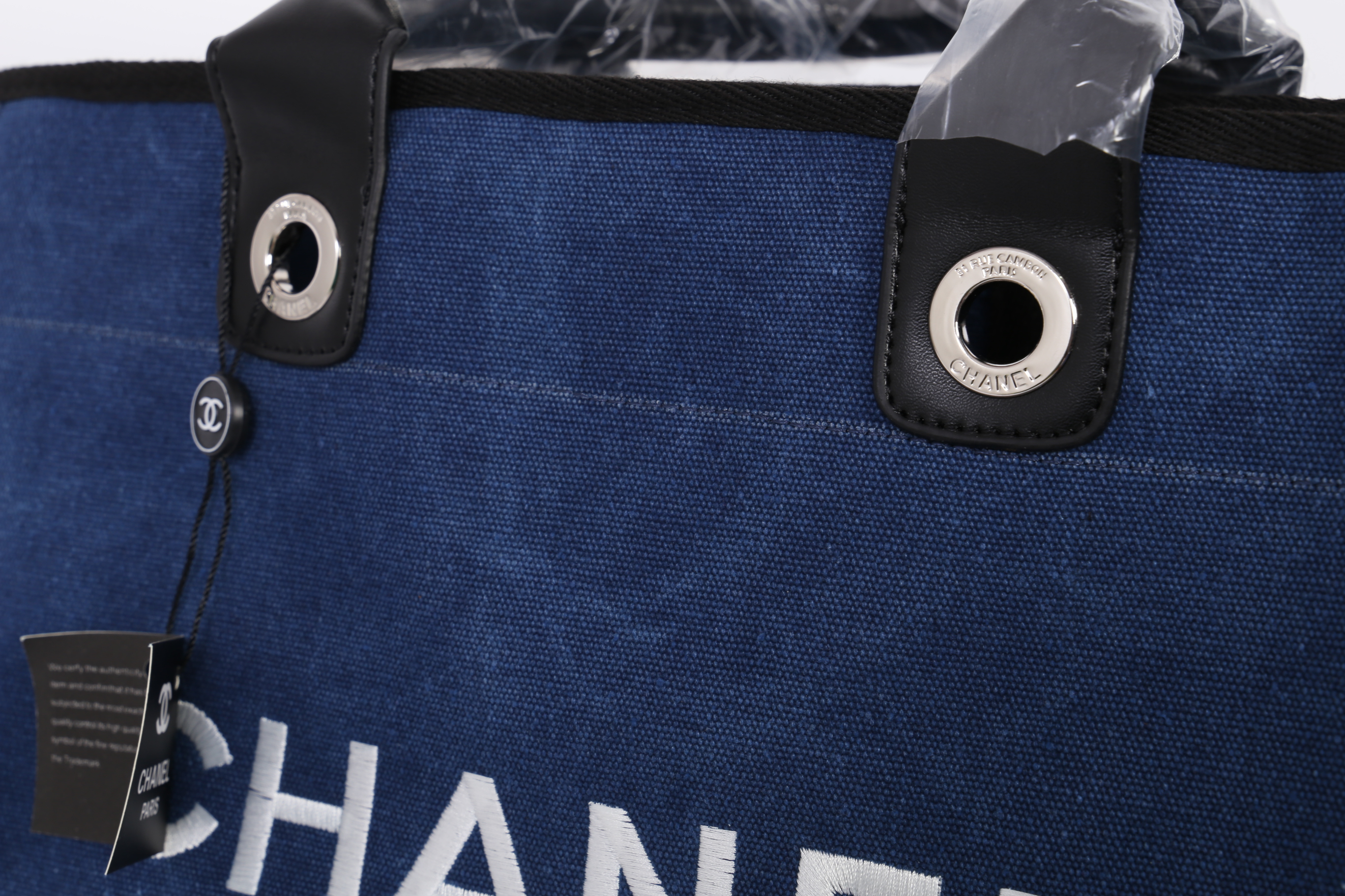 Chanel Tote canvas premium gift จากแบรนด์ Chanel กระเป๋าสะพาย Chanel Tote canvas โลโก้ปัก กระเป๋า ทรง Tote ผ้า canvas เนื้อหนาอย่างดี มีซับใน ด้านหน้าปักโลโก้แบรนด์หรู **จุดเด่นที่ หูจับมี 2 แบบคือ แบบสายหนัง และ โซ่ สามารถ สะพายไหล่ได้คะ ใบใหญุจุของคุ้ม 