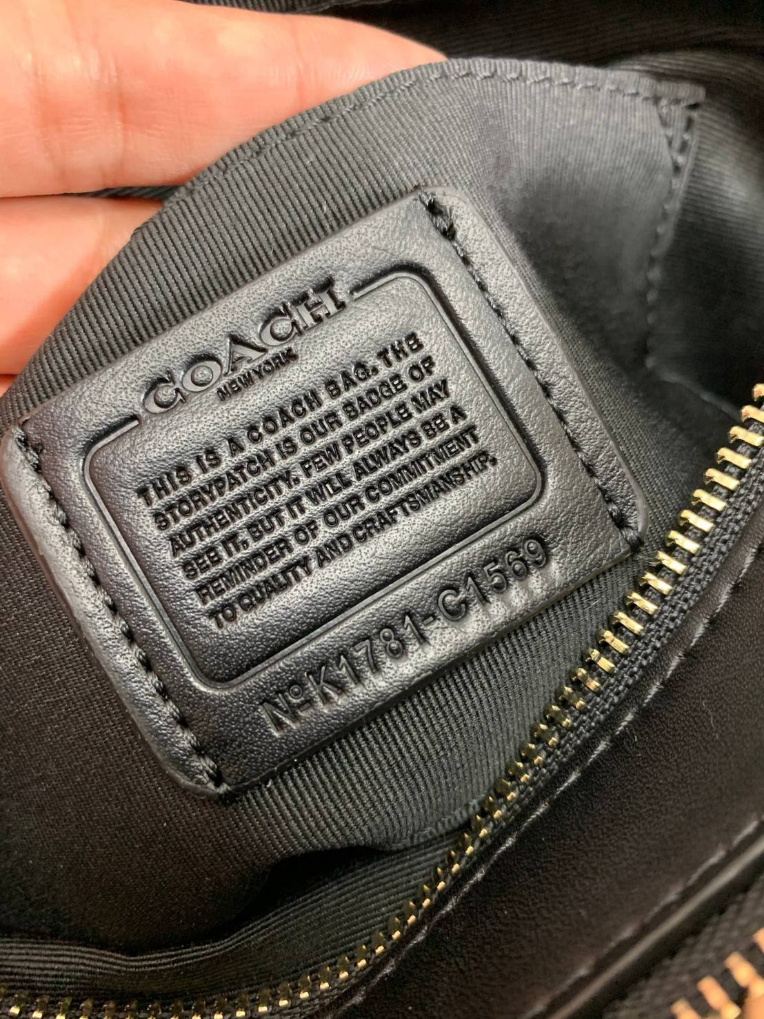 COACH C1569 JES CROSSBODY WITH LINEAR QUILTING ใหม่ล่าสุด!! กระเป๋าสะพายข้าง รุ่น 2 ซิป ใบใหญ่จุใจ ดีไซน์ใหม่ เพิ่มลูกเล่นให้ดูหรูหรายิ่งขึ้น วัสดุหนังสังเคราะห์บุเป็นลายเส้นสวยงาม เปิด-ปิดด้วยซิป 2 ช่องหลัก ใช้งานง่าย ทรงสวยมากๆรุ่นนี้ มาพร้อมสายสะพาย cr