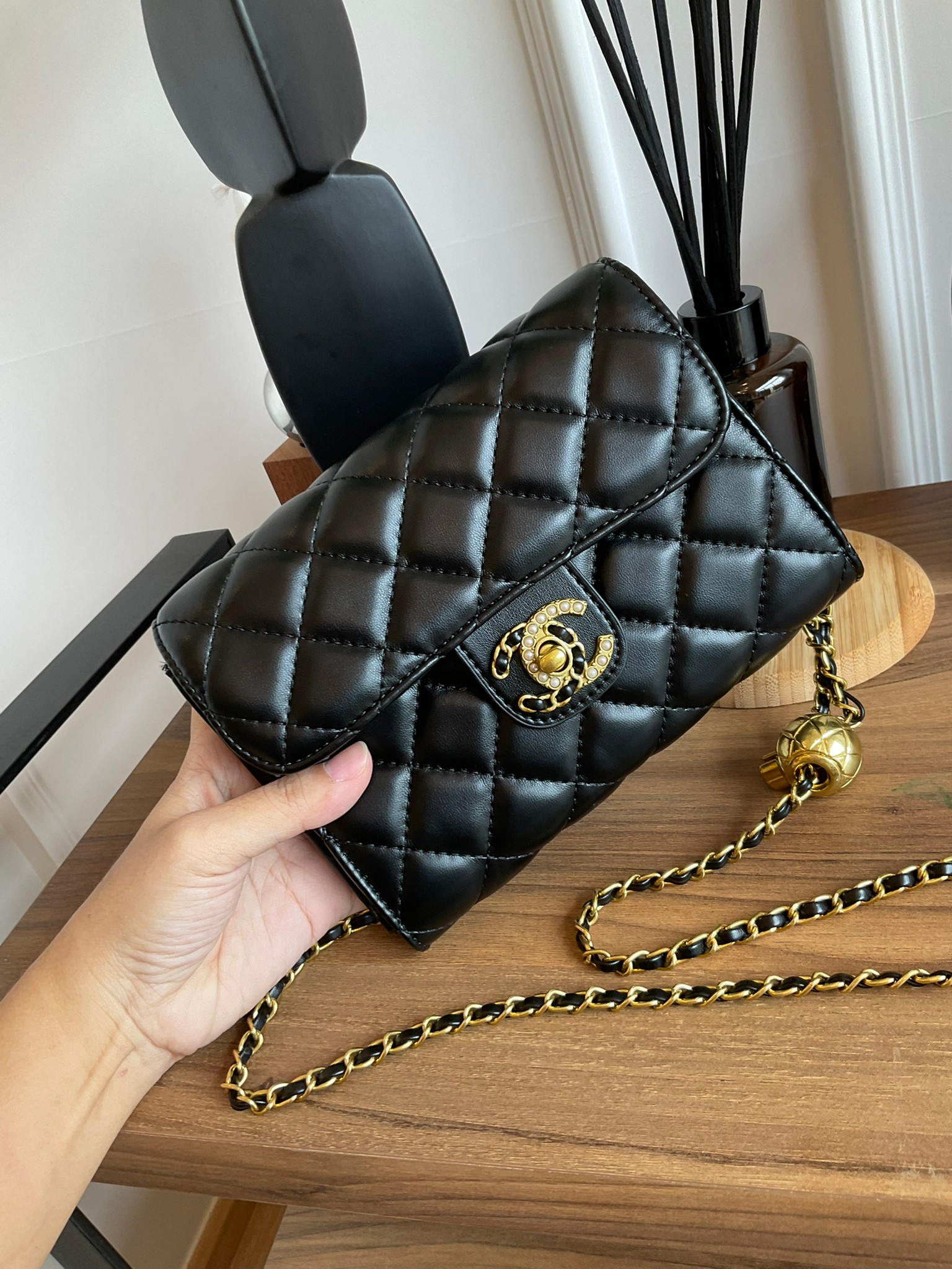 Chanel Golden Ball Flap Bag / CHANEL WOC VIP GIFT CROSSBODY CHAIN BAG กระเป๋าทรงสะพายข้าง ที่กำลังมาแรงมาในตอนนี้ ตัวกระเป๋าเป็นกระเป๋าสตางค์หนังพียูพรีเมี่ยม อะไหล่ทองวินเทจทั้งใบ ด้านหน้าประดับโลโก้พร้อมมุก CC สุดหรู เปิดปิดด้วยตัวหมุนล็อค แบ่งช่องใส่ขอ
