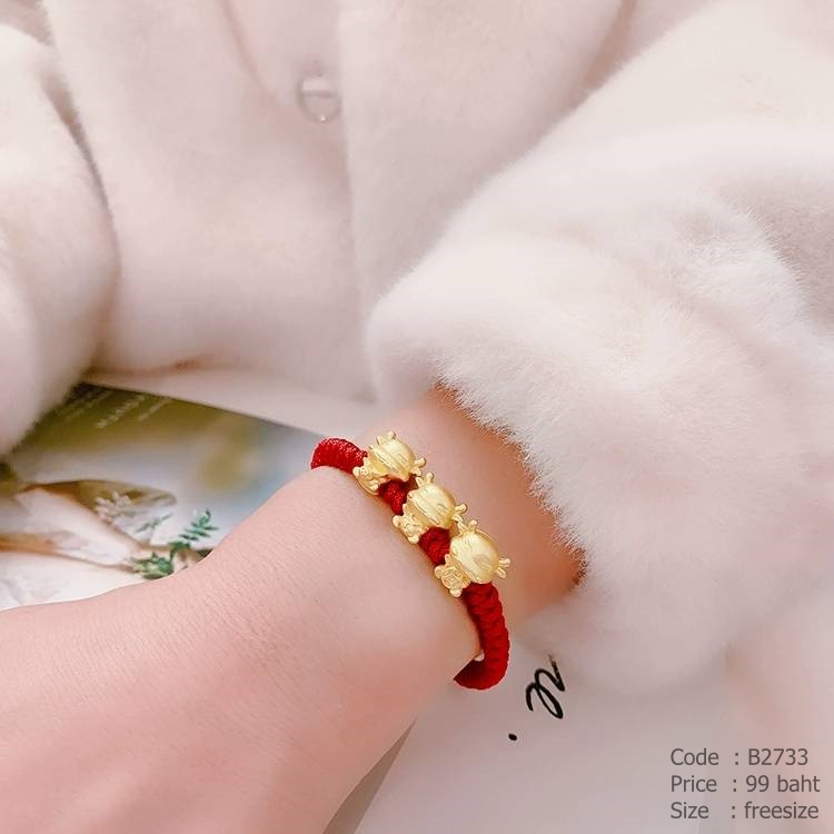 ข้อมือเชือกถักสีแดงปลายสีทอง จี้วัวทองสามตัว