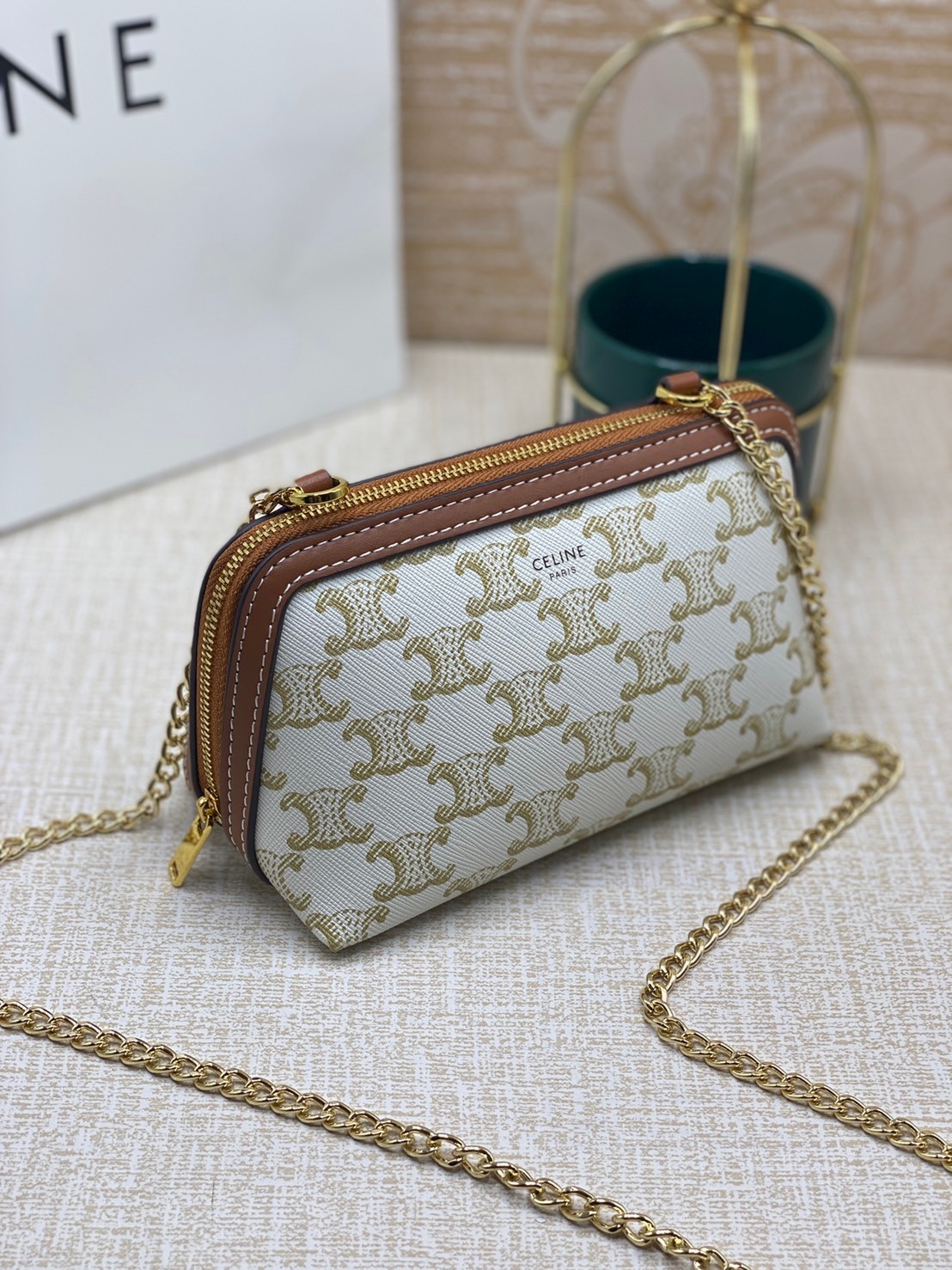 CELINE POUCH 16cm / CELINE TRIOMPHE Triumphal Arch Canvas / CELINE CLUTCH WITH CHAIN กระเป๋าคลัทช์ดีไซน์เรียบหรูออกแบบมาได้อย่างลงตัว พร้อมสายสะพายโซ่ทองสุดหรู ด้วยรูปทรงที่สวยงามและทันสมัย