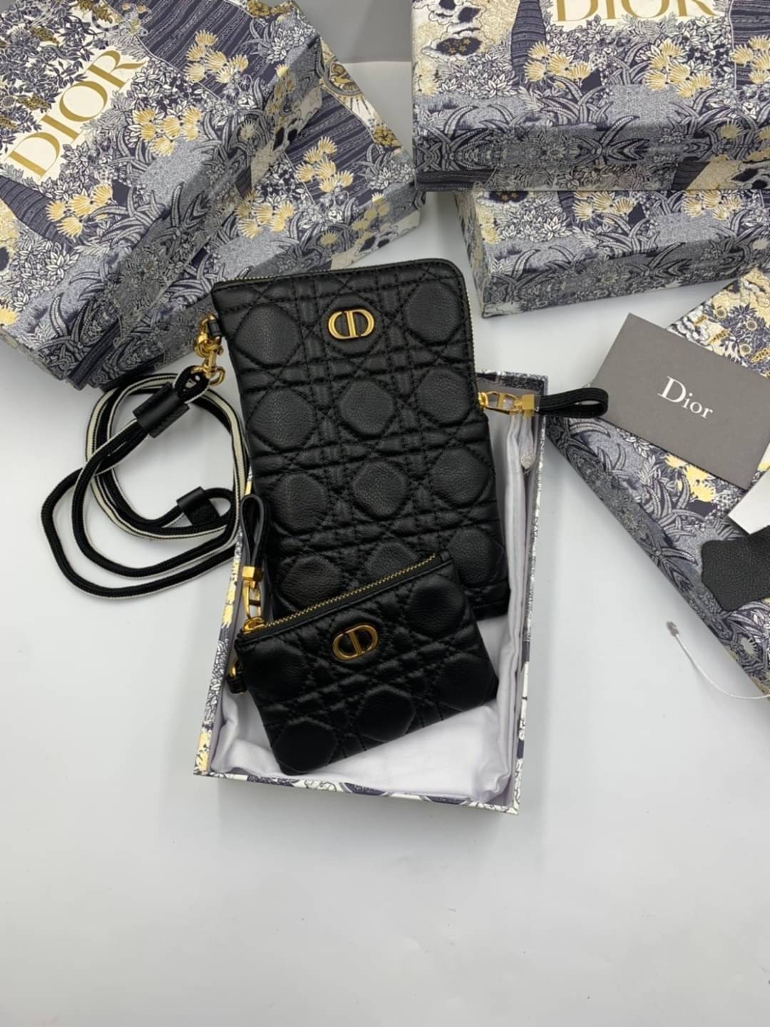 VIP 】CHRISTIAN DIOR PHONE BAG 2 in 1 DOUBLE BAG กระเป๋าเซ็ท 2 ใบ มีสายสะพายข้าง ถอดออกใช้งานได้ ถือว่าคุ้มมากๆเลยค่ะ สามารถใช้งานแยกกันได้ ใส่สายสะพายหรือ ถือได้ วัสดุหนังแท้ สวยงามนุ่มฟู น่ารักมากๆ เลยน้าาา