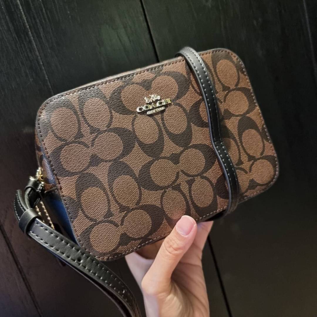 COACH 91677 MINI CAMERA BAG IN SIGNATURE CANVAS ขายดีที่สุด!! กระเป๋าสะพายข้างไซส์มินิ คลาสสิคอยู่ทรง อะไหล่ทองตัดดูหรู วัสดุหนังแคนวาสเคลือบลาย เปิด-ปิดด้วยซิป สายสะพายปรับได้ตามตัว ใบนี้แมทช์ได้ทุกลุค ใช้เป็น everyday bag ได้สบายๆเลยจ้า