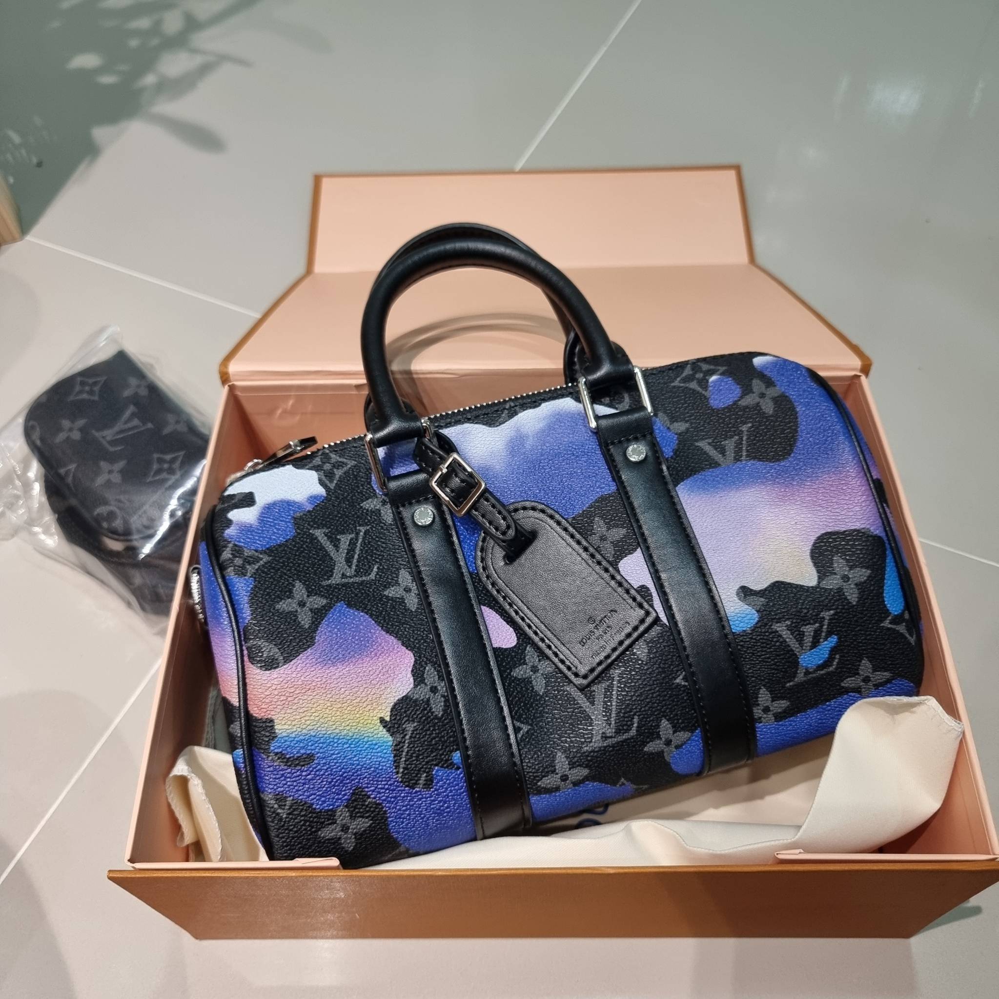 LV KEEPALL BANDOULIERE 25 MONOGRAM OTHER BAG ย่อส่วนความเท่ให้สะดวกกับชีวิตประจำวัน กับกระเป๋าสะพาย ทรงกระเป๋าเดินทางสุดคลาสสิค ด้วยดีเทลความเป็นเอกลักษณ์ เรียบแต่หรู