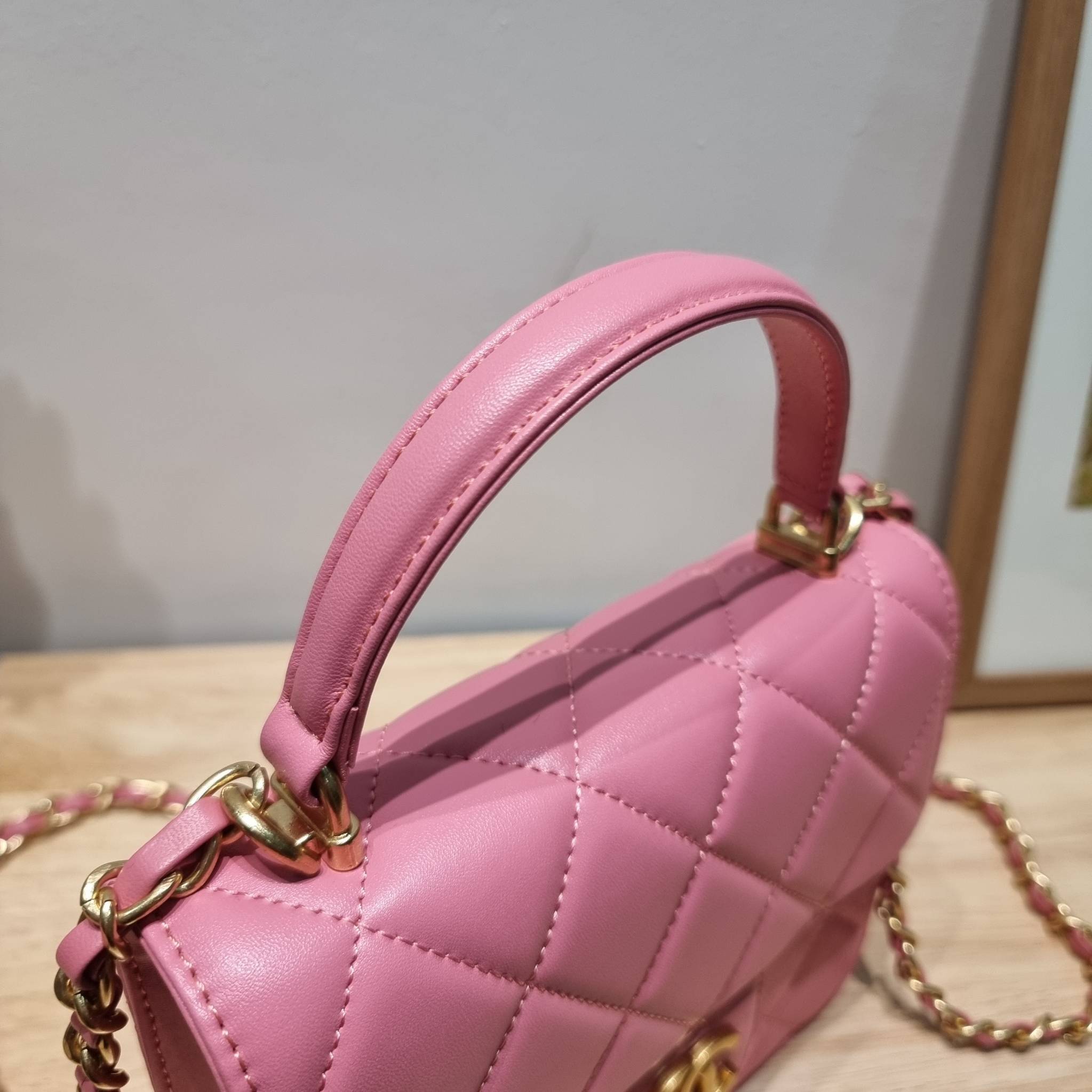 CHANEL flap bag with chain กระเป๋าสะพายสุดหรู สวยดูแพง รูปทรงคลาสสิค ขนาดกำลังพอเหมาะ สายสะพายโซ่ในตัว น้ำหนักเบา และยังมีหูจับในตัว สะดวกต่อการพกพา ตัวกระเป๋าเปิดด้วยกระดุมแม่เหล็ก วัสดุหนังอย่างดี ผิวสัมผัสดี ภายในเป็นช่องโล่ง และยังมีช่องซิปให้ด้วย