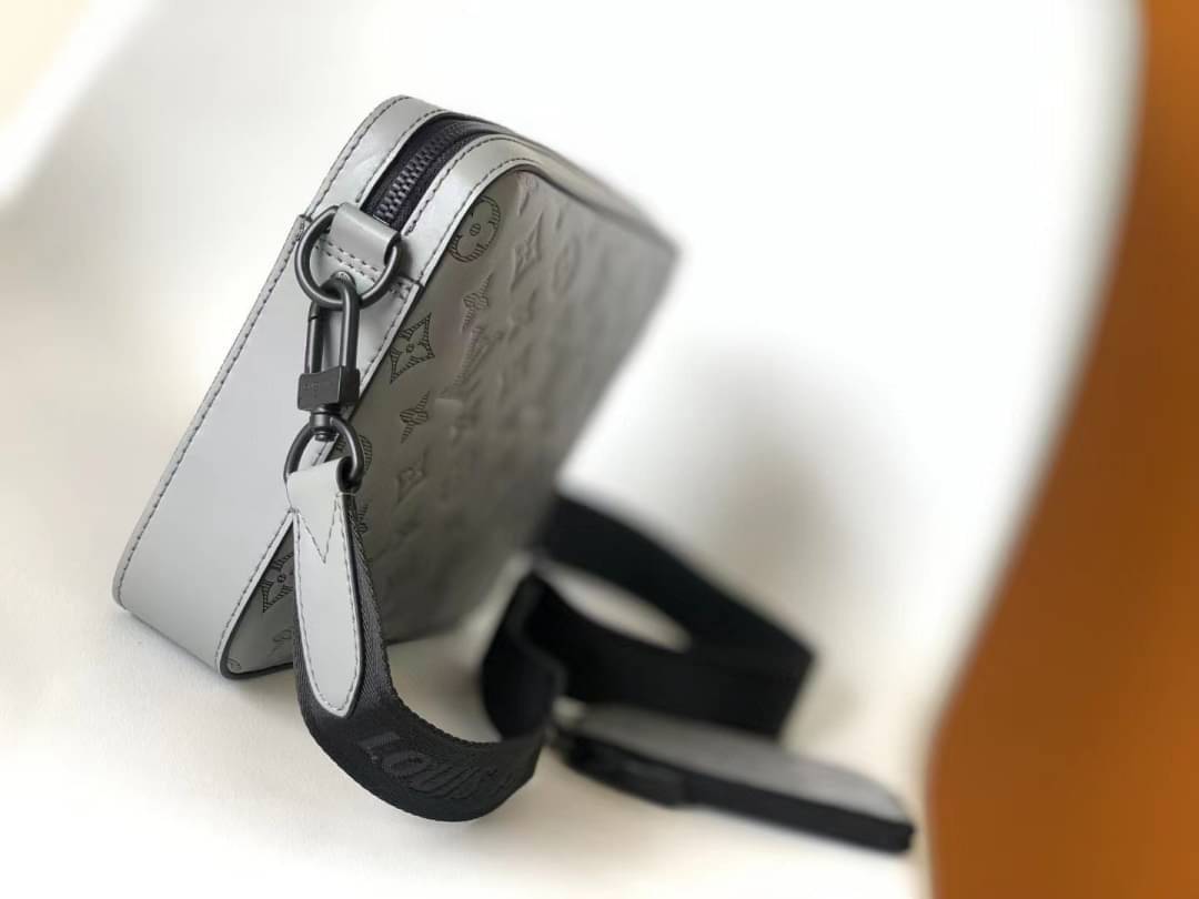 LV Duo messenger Gray Monogram Shadow เกรดใช้งานสลับใบจริงได้ เทพออริจินอล เนื้องานสวยงาม หนังแท้ ใช้ได้ทั้งชายหญิง ภาพสินค้าถ่ายจากงานขายจริงใช้งานต่างประเทศได้