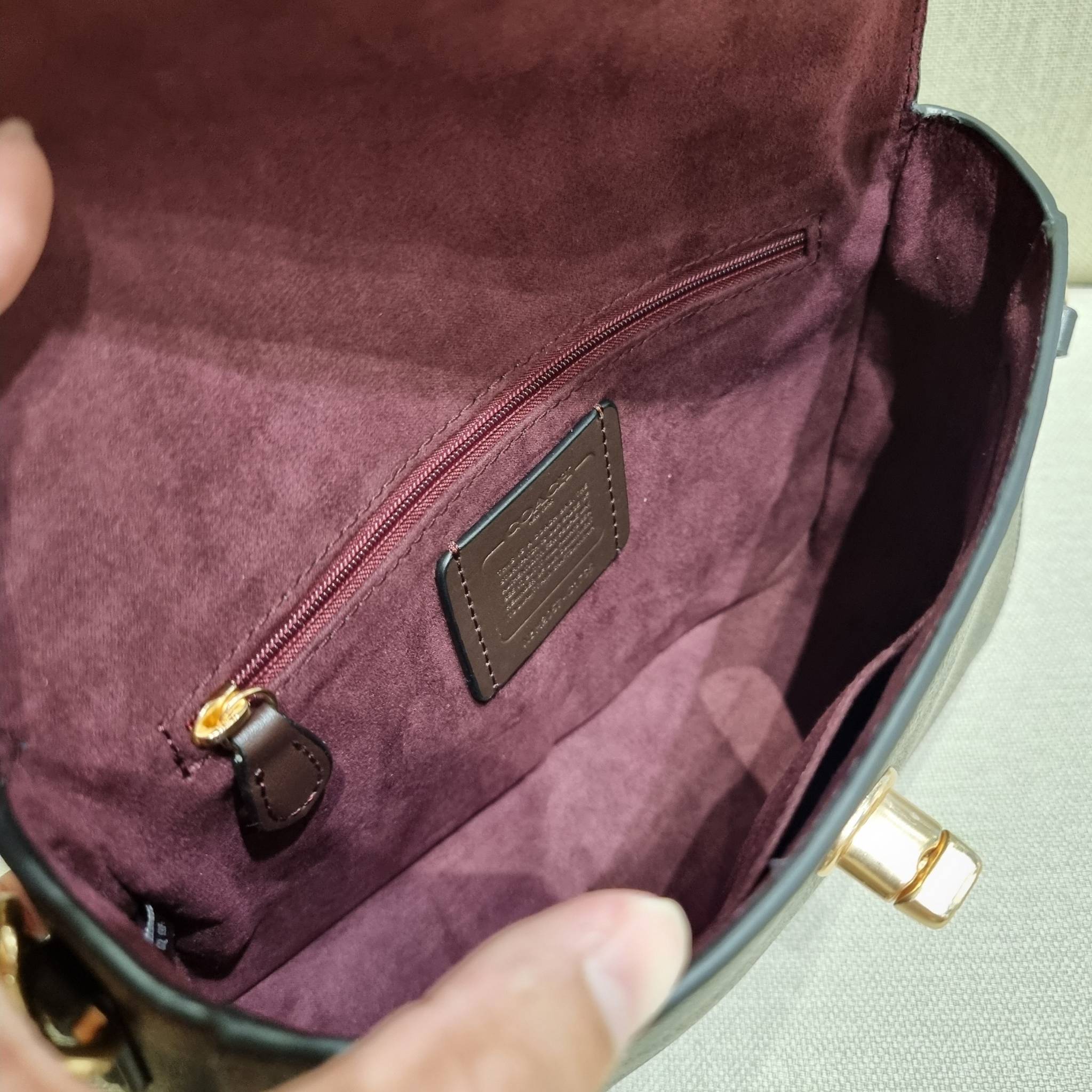 COACH C1765 MARLIE TOP HANDLE SATCHEL IN SIGNATURE CANVAS กระเป๋าถือ/สะพายข้าง มีดีไซน์ยูนีค โดดเด่น ตกแต่งโลโก้ด้านข้างอะไหล่ทอง สวยคลาสสิคด้วยวัสดุแคนวาสสลับหนังแท้ เปิด-ปิดด้วยตัวล็อคแน่นหนา ภายในเป็นช่องโล่ง ใส่ของได้ครบครัน มาพร้อมหูจับในตัวและสายสะพ