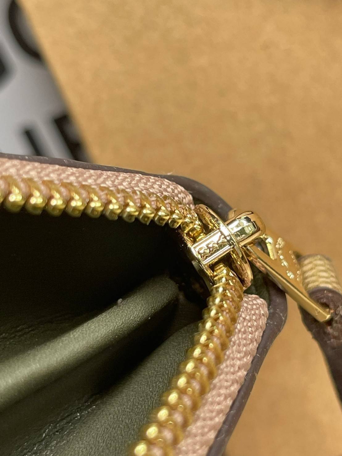 COACH ACCORDION ZIP WALLET IN SIGNATURE CANVAS WITH DAISY BUNDLE / MEADOW PRAIRIE / SPACED WILDFLOWER / DAISY BUNDLE PRINT C0033/F31778/69832 กระเป๋าสตางค์ใบยาว ลวดลายน่ารักน่าใช้มากๆ พื้นเป็นลายซีเอกลักษณ์ วัสดุหนังแคนวาสเคลือบลาย เปิด-ปิดด้วยซิปรอบ ใส่ม