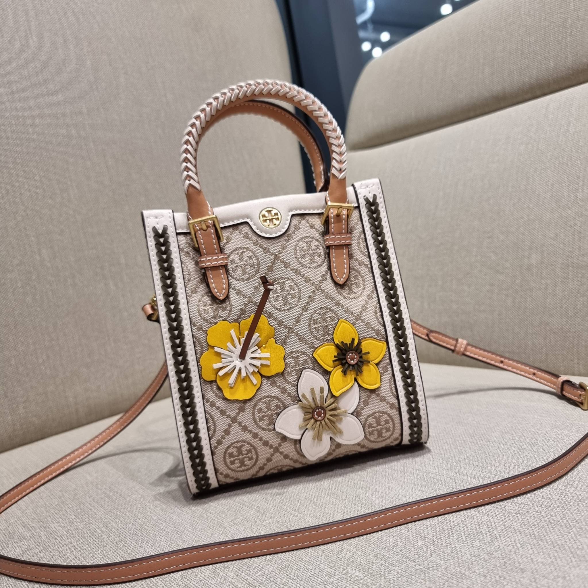 TORY BURCH T MONOGRAM BRAIDED MINI TOTE คอลเลคชั่นใหม่ พร้อมเสิร์ฟความสวยให้ถึงบ้าน!! รอบนี้จัดกระเป๋าทรงโท้ท ไซส์มินิมาให้สาวๆโดยเฉพาะ ดีไซน์ใหม่ล่าสุด สไตล์งานคราฟ มีลูกเล่นประดับดอกไม้กับตัวกระเป๋า วัสดุผ้า jacquard ตัดสลับหนังแท้ หูจับและขอบกระเป๋าตกแ