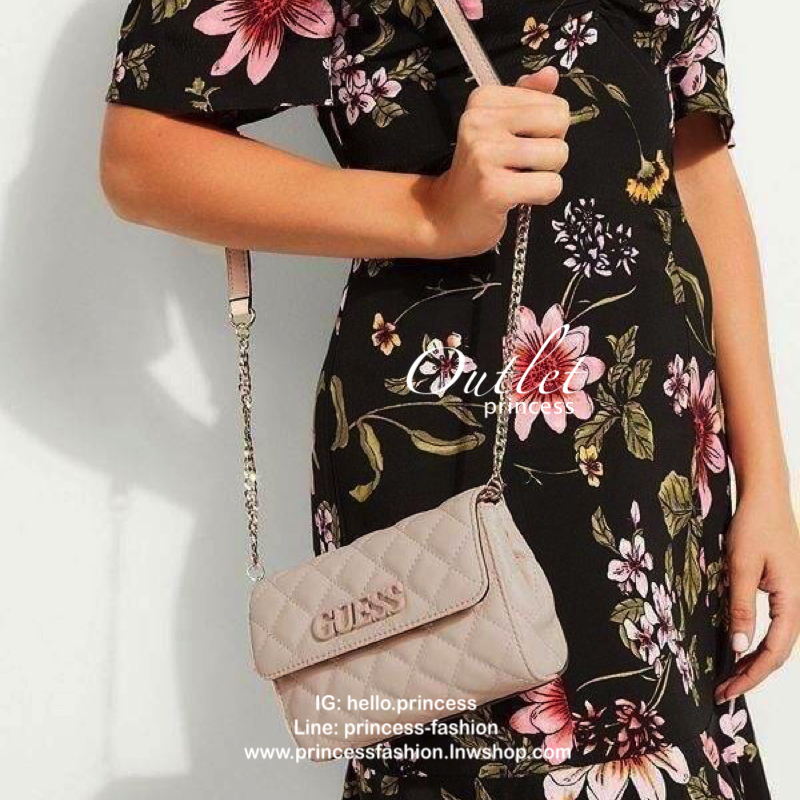 Guess elliana Crossbody Belt Bag รุ่นนี้ได้ทั้งสะพายยาวและคาดเอวค่ะ ด้านหน้าติดโลโก้แบรนด์สีตามหนังกระเป๋า หนังเป็นลายตาราง เปิดปิดด้วยกระดุมแม่เหล็ก ด้านในบุผ้าลายโลโก้แบรนด์ ด้านหลังมีที่สอดสายสำหรับคล้องเอว รุ่นนี้มีสายยาวให้ทั้ง 2 เส้นสำหรับต่างโอกาสค