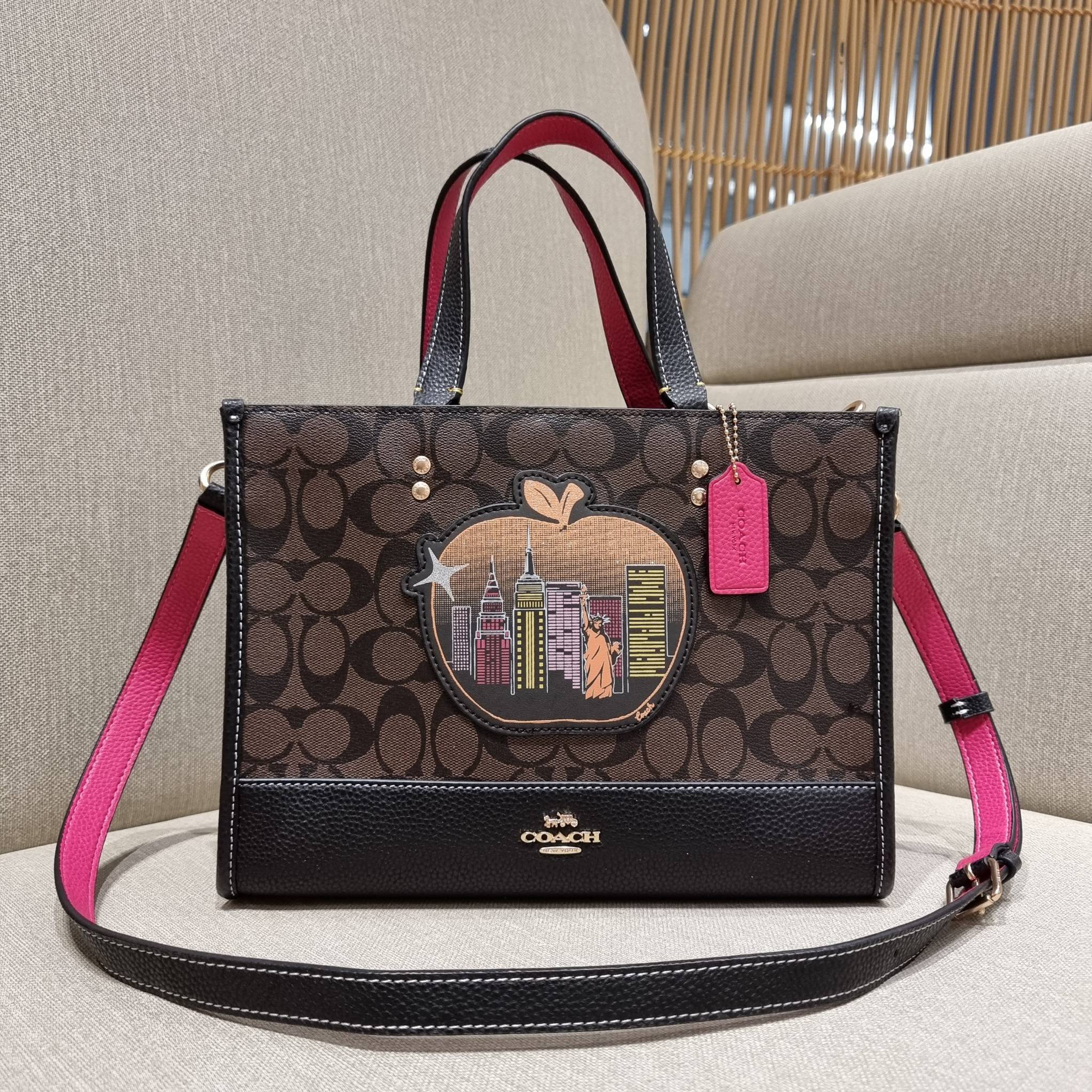 OUTLET 】COACH C6921 DEMPSEY CARRYALL IN SIGNATURE CANVAS WITH SOUVENIR SKYLINE APPLE ใหม่ล่าสุด จัดใหญ่ให้ไปเลย!! กระเป๋าทรงโท้ทไซส์ใหญ่กำลังสวย ใส่ของได้แบบจุๆ โดดเด่นด้วยโลโก้สุดหรู วัสดุหนังแคนวาสคุณภาพดีสลับหนัง pepble ภายในกระเป๋าเป็นช่องโล่ง ใส่ของส
