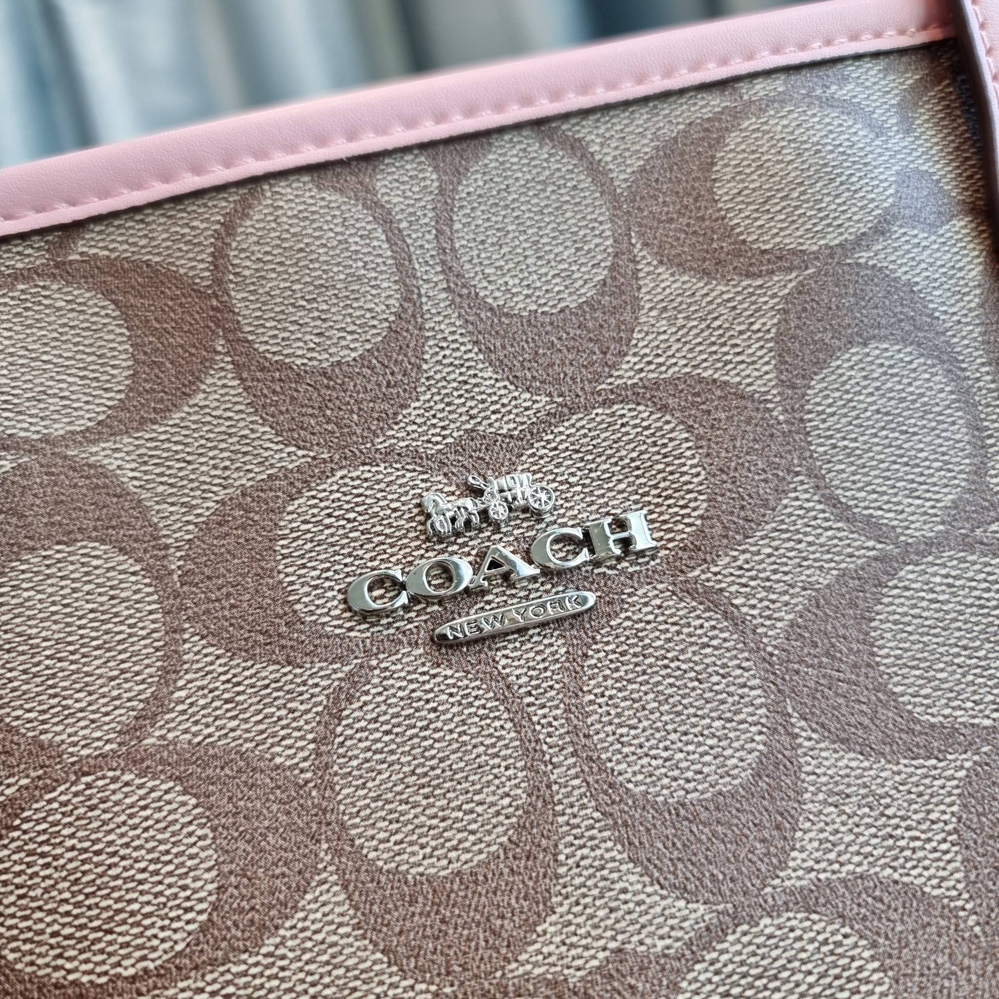 OUTLET 】COACH F58292 CITY ZIP TOTE IN SIGNATURE 16" รุ่นขายดี!! ไซส์ใหญ่ สีสวยมาให้แบบจัดเต็ม!! กระเป๋าถือทรงโท้ทใบใหญ่ สวยน่าใช้ทุกสี สะพายคล้องไหล่ได้เก๋ๆ จุของแน่นๆไปเลยจ้า!! วัสดุหนังแคนวาสคุณภาพ ปากกระเป๋าเปิด-ปิดด้วยซิป กันของหล่นได้ ถือไปไหนก็