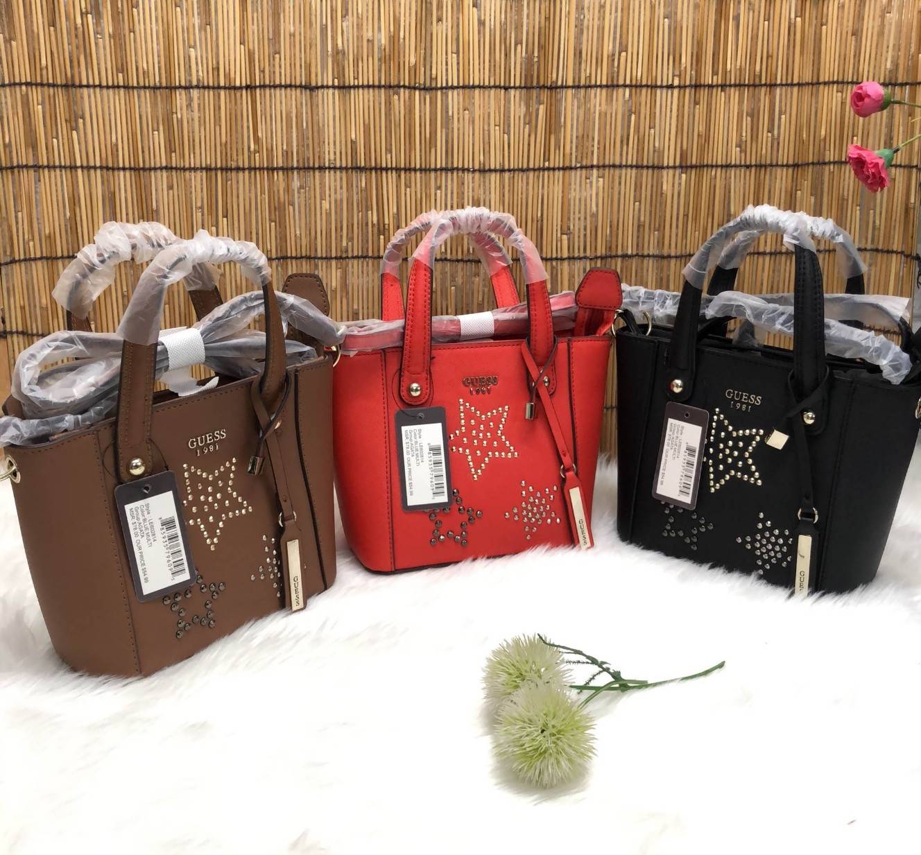 GUESS DELANEY MINI CROSSBODY BAG กระเป๋าถือหรือสะพายข้างได้ วัสดุหนังลาย saffiano ด้านหน้ามีโลโก้แบรนด์ พร้อมตกแต่งรูปดาว และ tag brand ห้อยที่หูกระเป๋า ตัวกระเป๋าเปิดแบบซิป ภายในโล่ง จุได้พอประมาณค่ะ มีช่องซิปอและช่องเล็ก มาพร้อม สายยาวปรับระดับได้ ราคาส