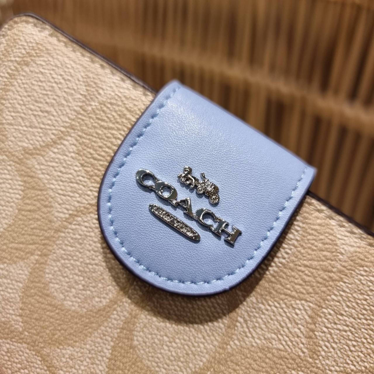 COACH C0082 MEDIUM CORNER ZIP WALLET IN SIGNATURE CANVAS ดีไซน์ใหม่ล่าสุด!! กระเป๋าสตางค์ใบกลาง 👛 ขนาดกำลังเหมาะมือ วัสดุหนังแคนวาสเคลือบลาย ดูแลรักษาง่าย มีช่องใส่บัตรและธนบัตรครบ และช่องซิปแยกไว้ใส่เหรียญ ครบเซ็ทแบบนี้เหมาะส่งต่อเป็นของขวัญที่สุ