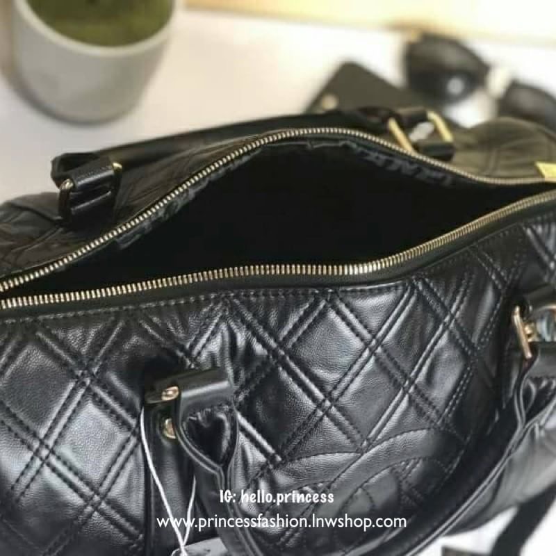 Chanel Bag กระเป๋าทรงหมอน วัสดุหนังแกะสัมผัสนิ่มมือ สังเคราะห์คุณภาพดีทนทาน น้ำหนักเบา เปิด-ปิดด้วยซิปอะไหล่ทอง ฐานรองหมุด4มุม มีสายยาว ปรับระดับได้ ภายในมีช่องใส่ของจุกจิก และซิปใหญ่ อีก1 ช่อง สายสะพาย จุของได้เยอะ น้ำหนังเบา ซื้อใช้เองหรือฝากเป็นของขวัญ