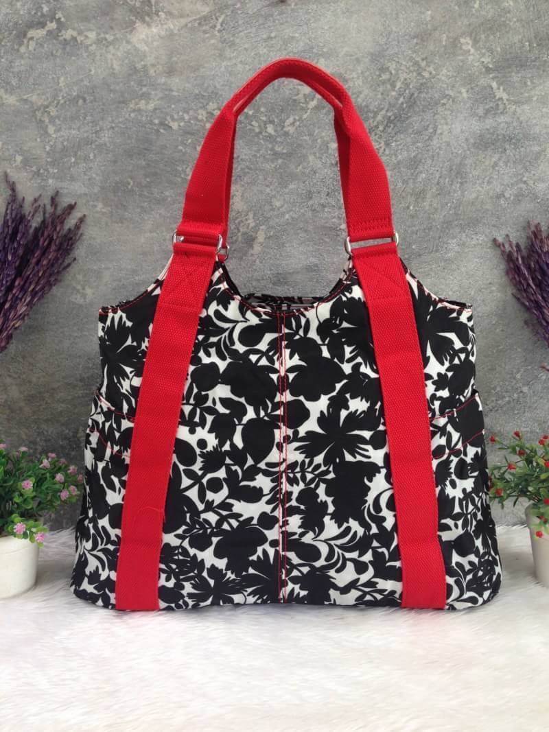 Kipling รุ่น Cicele กระเป๋าสะพายไหล่ใบใหญ่ สวยน่ารัก ตัวกระเป๋าด้านในเป็นช่องโล่งแบบปิดเปิดด้วยซิป มีช่องซิปด้านใน ด้านข้างกระเป๋า มี 2 ช่อง ปิดเปิด ด้วยเทป พร้อมที่ใส่โทรศัพท์ ปากกา และ MP 3 ในส่วนด้านใน และ ด้านข้างกระเป๋า ซ้าย-ขวา เป็นช่องขนาดเล็กสำหรั