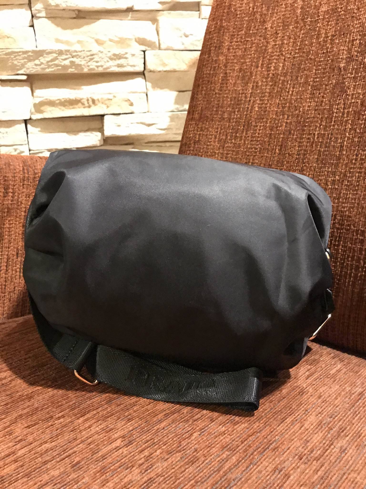 มาแล้วค้า! PRADA NYLON CROSSBODY BAG กระเป๋าสะพายพรีเมี่ยมกิ้ฟจากเคาน์เตอร์ต่างประเทศ Limited edition วัสดุ Nylon เนื้อหนาคุณภาพดีตามแบบฉบับแบรนด์ ขนาดใหญ่ จุได้เยอะ น้ำหนักเบา ด้านหน้าเป็นลายหมีปั๊กกลิ้ตเตอร์โลโก้แบรนด์อะไหล่ทองหรู ภายในซับ Polyester 100