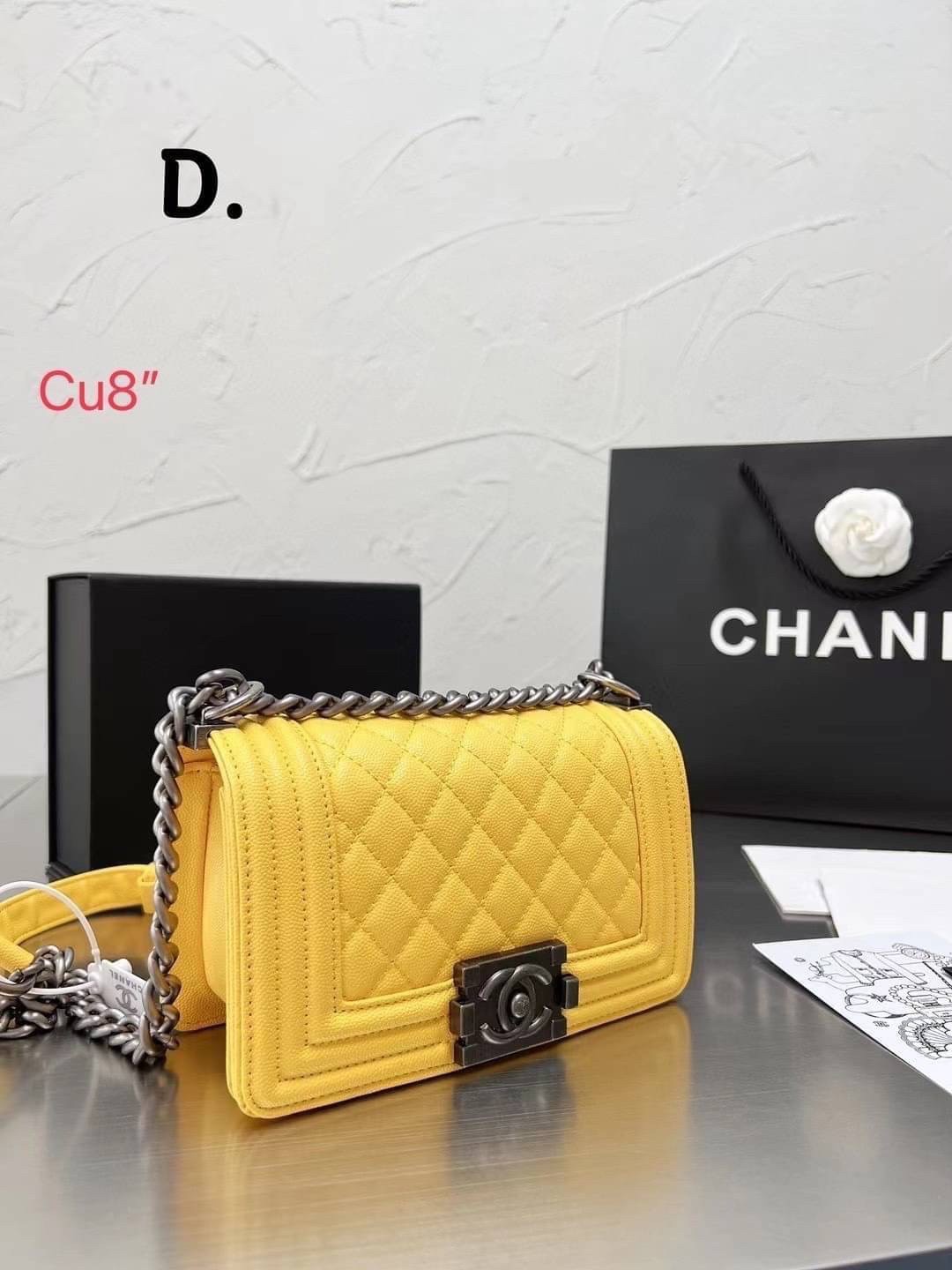 CHANEL BOY 8" กระเป๋าสะพายทรงคลาสสิค มีงานหนังเรียบ และหนังคาเวียร์ อะไหล่เงิน/ทอง ตามรูป สวยหรูมาแต่ไกล สามารถสะพายออกงานได้หลายโอกาส สวยงามไม่ผิดหวังค่ะ
