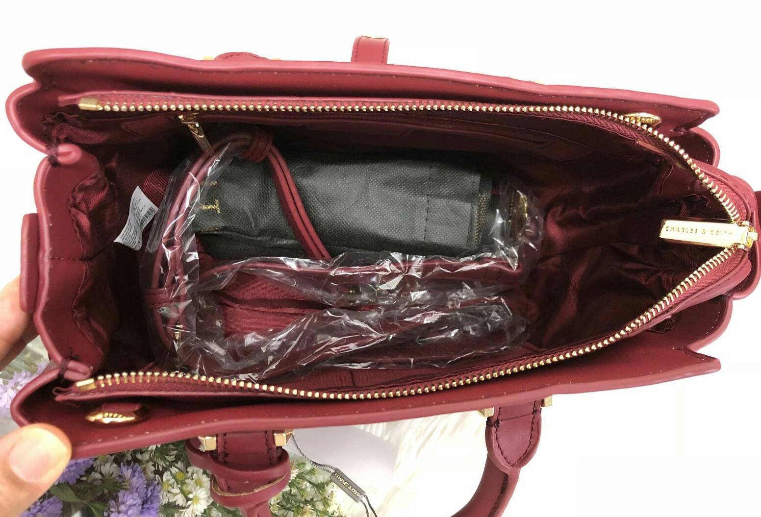 CHARLES & KEITH TRAPEZE BAG (หนังเรียบ) กระเป๋าถือหรือสะพายรุ่นยอดนิยมดีไซน์สวยหรู - วัสดุหนังลายคาร์เวียร์ สวยอยู่ทรง - ด้านข้างเเต่งช่องตัดดูมีดีเทล - ด้านหน้าสกรีนโลโก้ ด้านหลังมีช่องซิป - เปิดปิดด้วยซิปหัวซิปปั๊มโลโก้ หูจับเเข็งแรง พับลงได้