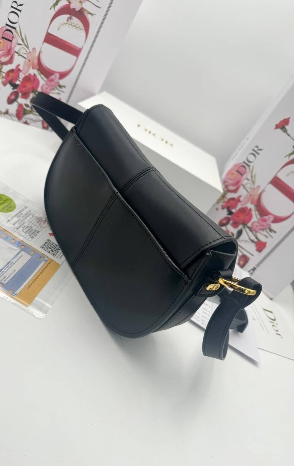 DIOR Small CD Besace Bag กระเป๋าสะพายทรงสวย ดีไซน์โลโก้โดดเด่นหรูหรา ดีเทลดูดีมีกิมมิคในตัว สายสะพายในตัว ปรับได้ตามชอบ สะพายทำงาน ออกงาน ไปเที่ยว ไปเดท ได้ทุกโมเมนต์