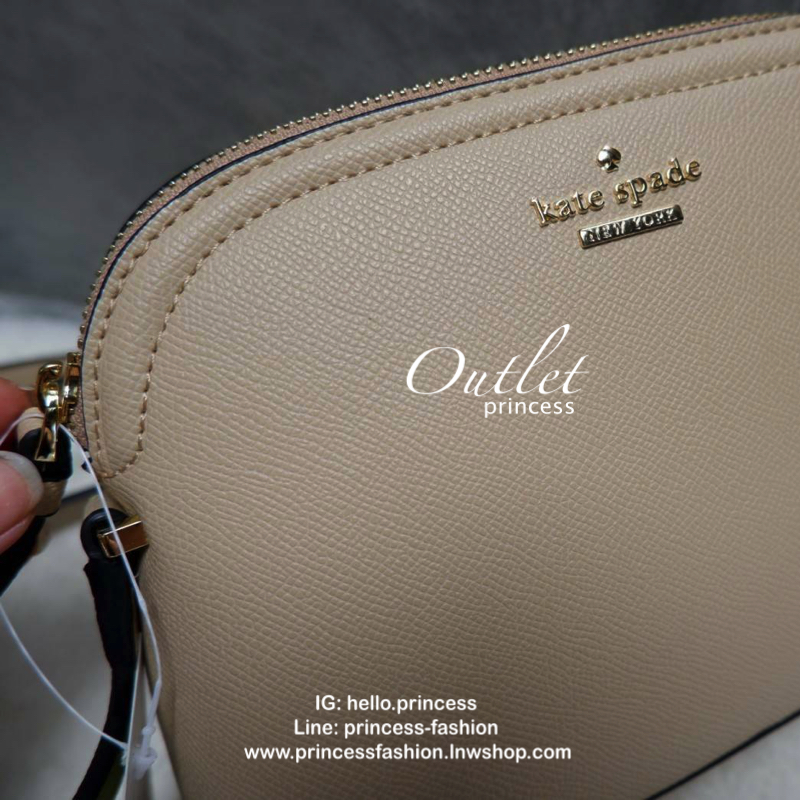 Katespade Crossbody Bag ด้านหน้าติดโลหะชื่อแบรนด์อะไหล่สีทอง เปิดปิดด้วยช่องซิป ด้านในเป็นช่องใส่สิ่งของ และมีป้ายหนังปั๊มโลโก้แบรนด์ ผ้าบุเป็นลายแบรนด์อีกด้วย รุ่นนี้มาพร้อมสายสะพายยาวปรับระดับได้ ทรงนี้สะพายกี่ทีก้อไม่มี out นะจ้ะสาวๆ