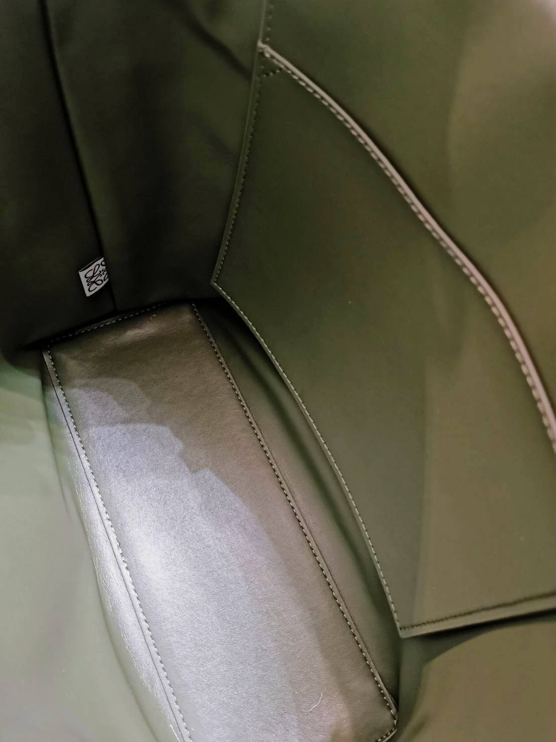 LOEWE ANAGRAM TOTE BAG VIP ไอเท็มใหม่! ดีไซน์สวยคงเอกลักษณ์ด้วยวัสดุ Anagram Canvas Jacquard Fabric ผสมผสานหนังแท้ Calfskin ลงตัวสุดคลาสสิค ขนาดกำลังดี น้ำหนักเบา ใส่เอกสาร A4 Notebook ipad ของใช้ได้เยอะ หูหิ้วหนังจับแข็งแรง สะพายไหล่ได้ พร้อมส่งที่ไทยสุด