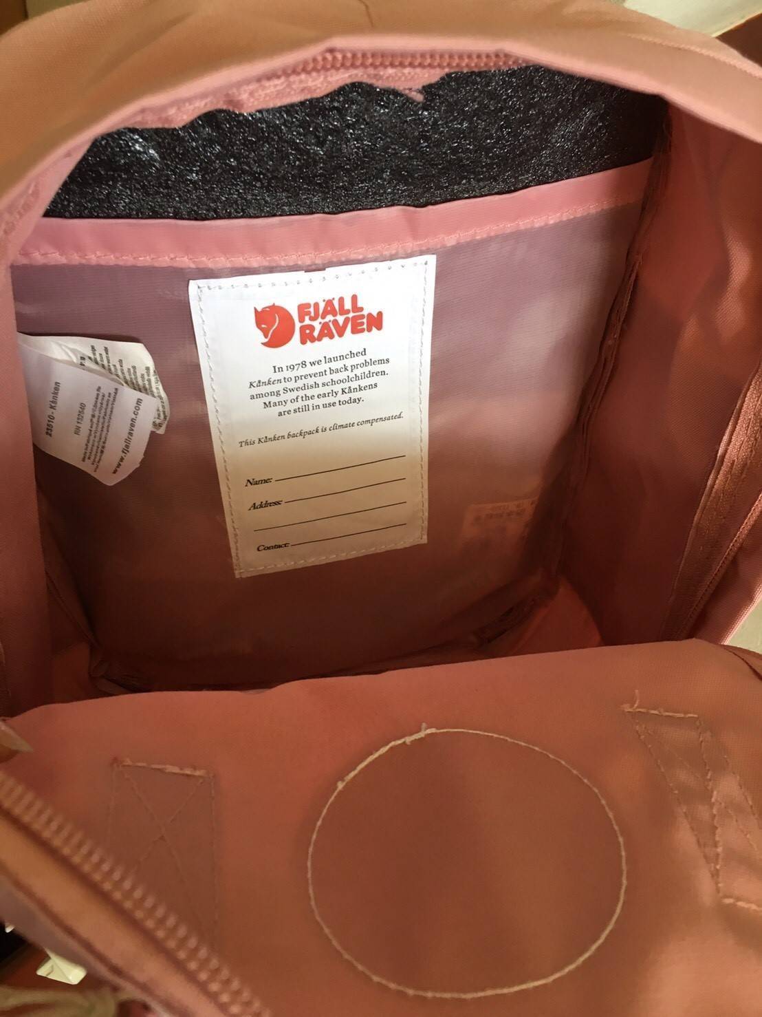 Kanken backpack กระเป๋าเป้สุดฮิต คุณสมบัติมีความทนทานสูงและสามารถกันน้ำ ทำจากเส้นใยพิเศษ เรียกว่า Vinylon-F มีซิปกลางที่เปิดเข้าไป ส่วนข้างในกระเป๋า ด้านในจะมีโฟมสำหรับรองแผ่นหลัง สะพาย สะพายสบายค่ะ เหมาะเป็นกระเป๋าเป้ที่สะพายไปโรงเรียน วันว่างสบายๆ หรือเ