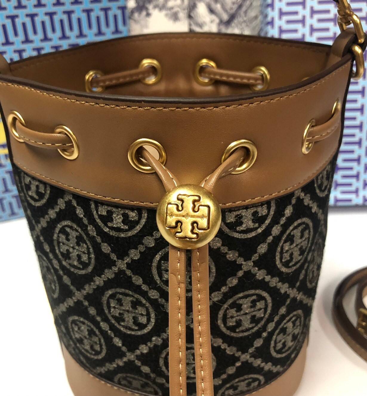 Mini : Tory Burch T Monogram Chenille Bucket Bag เปิดตัวอีกหนึ่งรุ่นกับกระเป๋าลาย T MONOGRAM รุ่นใหม่ล่าสุดจาก TORY BURCH พลาดไม่ได้กับโลโก้สุดคลาสสิก ลวดลาย T Monogram คือวัสดุ chenille หรือที่เรียกว่า ด้านไหมกำมะหยี่ มารังสรรค์ลงบนกระเป๋าBucketใบนี้ เป็