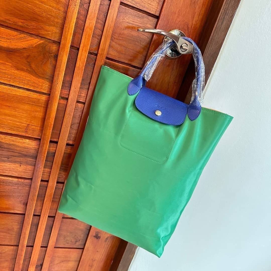 LONGCHAMP LE PLIAGE RE-PLAY TOP HANDLE BAG สินค้ารุ่นลิมิเต็ด collection สุดปัง ซื้อใบเดียวเหมือนได้2 ใบ กระเป๋าสะพายแนวตั้งที่กว้างขวาง มีเอกลักษณ์เฉพาะตัวแต่มีดีไซน์ที่น่าดึงดูด