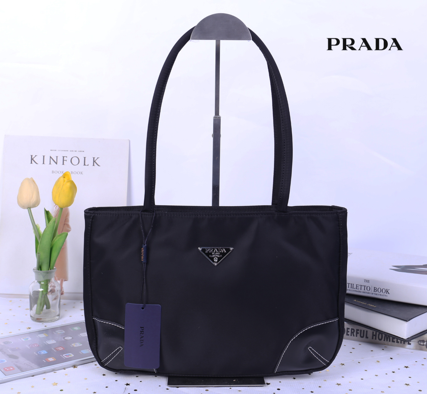 PRADA Shopping Bag / Prada Tessuto Tote Bag กระเป๋าสะพายไหล่ วัสดุ Nylon น้ำหนักเบา วัสดุทำจากไนลอนตัดกับหนัง ด้านหน้าประดับด้วยโลโก้แบรนด์