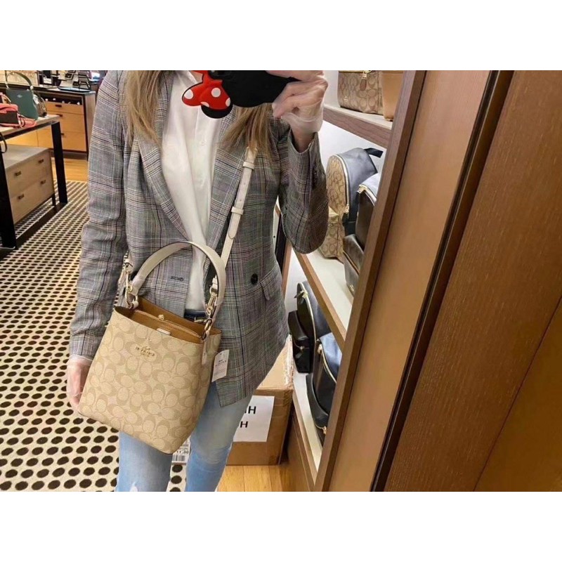 COACH 2312 SMALL TOWN BUCKET BAG IN SIGNATURE CANVAS รุ่นยอดนิยมใบเล็กมาครบสีแล้วจ้า กระเป๋าทรงบัคเก็ต สีผู้ดี๊ผู้ดี ตัวกระเป๋าดีไซน์คลาสสิคลายซี ดูโดดเด่น วัสดุหนังแคนวาสเคลือบลาย สวยคมทุกมุมจริงๆ!! เปิด-ปิดด้วยกระดุมแม่เหล็กทั้ง 2 ฝั่ง ภายในเป็นช่องโล่ง