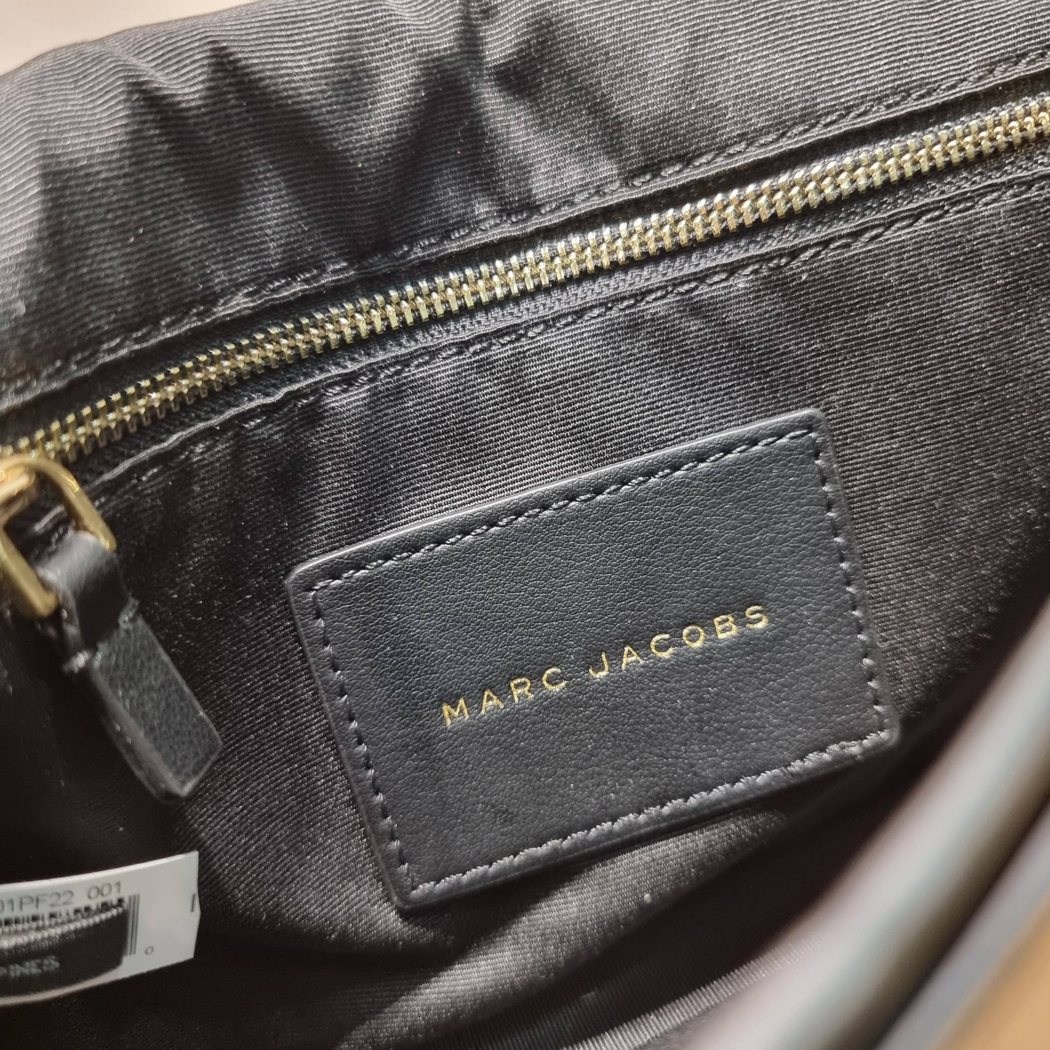 MARC JACOBS THE J MARC SHOULDER BAG คอลเลคชั่นใหม่ล่าสุด สวยฟาดกว่าใคร ใบไหนๆก็ต้องหลีก กับกระเป๋าสะพายไหล่สุดหรู รูปทรงใช้งานง่าย ดีไซน์เรียบ แต่แฝงไปด้วยความผู้ดี ดูแพง
