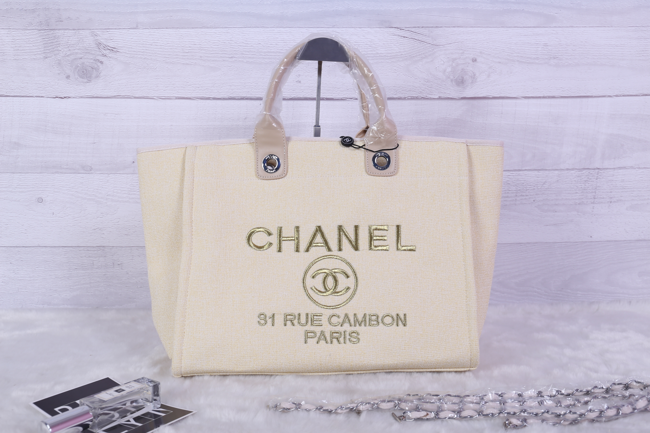 Chanel Tote canvas premium gift จากแบรนด์ Chanel กระเป๋าสะพาย Chanel Tote canvas โลโก้ปัก กระเป๋า ทรง Tote ผ้า canvas เนื้อหนาอย่างดี มีซับใน ด้านหน้าปักโลโก้แบรนด์หรู **จุดเด่นที่ หูจับมี 2 แบบคือ แบบสายหนัง และ โซ่ สามารถ สะพายไหล่ได้คะ ใบใหญุจุของคุ้ม