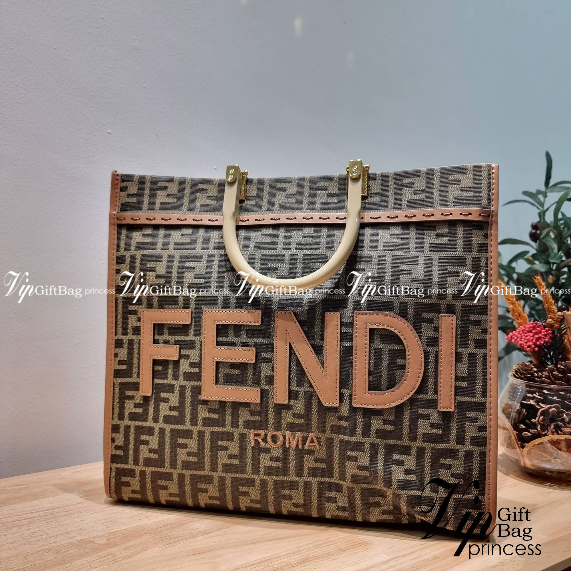 FENDI SHOPPING TOTE BAG / FENDI TOTE BAG กระเป๋าถือ/สะพายไหล่ ทรงสวย หรู ดูโดดเด่น ดีไซน์ทันสมัย วัสดุผ้าท็อปแคนวาสปั๊มลายแบรนด์รอบใบ ภายในโล่งกว้างมาก มาพร้อมหูจับในตัวและสายสะพายไหล่ ใช้งานได้ 2IN1