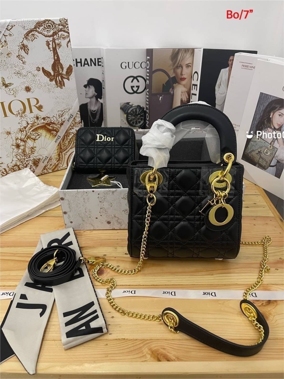 DIOR SET BAG / DIOR CD LADY BAG / CD LIMITED EDITION GIFT BOX WITH GOLD STAR BOUTIQUE SET พร้อมเสิร์ฟครบชุด น่ารักมากค่ะ ดีไซน์เรียบง่าย แต่แฝงไปด้วยความหรูหรา ทรงกล่องคลาสสิค มีหูจับในตัวและสายครอสบอดี้สุดเลิศ