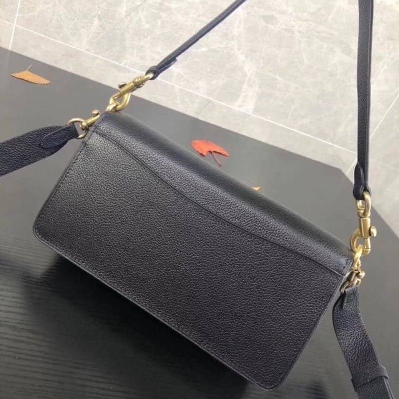 COACH TABBY SHOULDER BAG 26 พร้อมส่งที่ไทยอีกครั้งค่ะ!! กระเป๋าหิ้ว//คล้องไหล่//สะพายข้างได้ สุดคุ้ม! หนังแท้เรียบคลาสสิคเพิ่มความหรูเข้ามาค่ะ ด้านหน้ามีอะไหล่แบรนด์ตัวใหญ่โดดเด่น เปิดปิดกระเป๋าแบบกระดุมแม่เหล็ก ภายในมีช่องหลักใส่ของ2ช่อง;สามารถใส่กระเป๋า