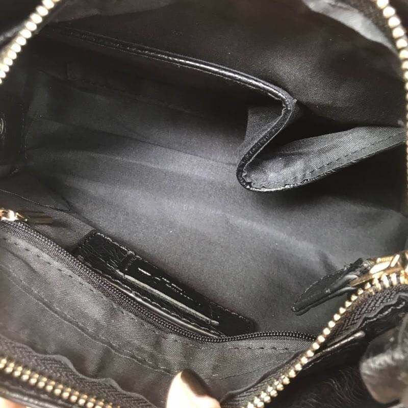 ❤️ กระเป๋าทรงสุด ฮิตจาก Massimo Dutti ขนาดมินิ สะพายแล้ว ได้ look cool มากค่า รับประกันเลย ภายในมีช่องแยกเก็บเป็นสัดส่วนดีคะ น้ำหนักเบา จุของได้คุ้มคะ มีสายยาวให้ ถือ/สะพายได้เลยคะ ใบนี้ แม่ค้าแนะนำเลย ใช้ได้ทุกโอกาส จริงๆ คะ