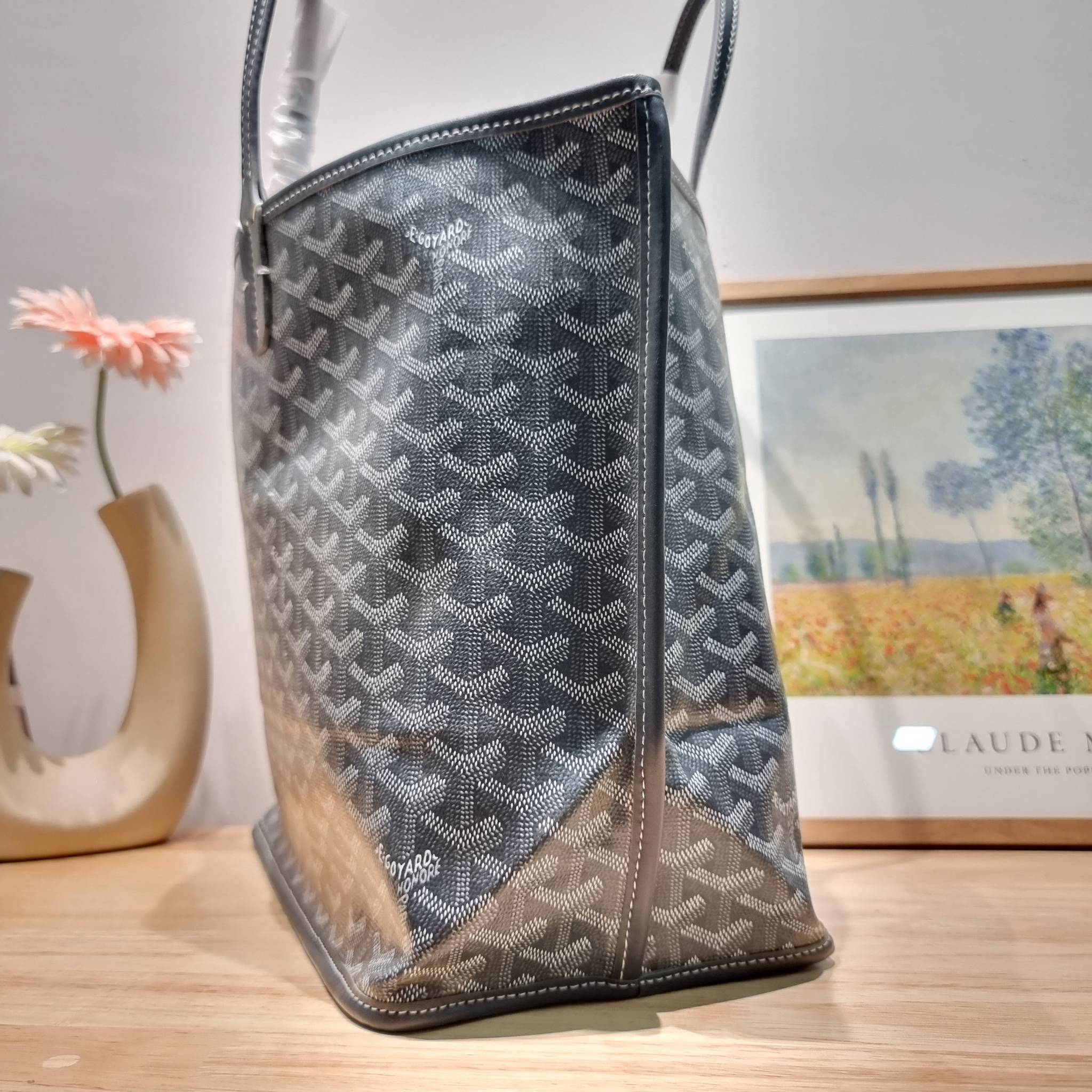 GOYARD ANJOU REVERSIBLE TOTE กระเป๋าสะพายทรงโท้ท ใบใหญ่จุใจ!! กลับด้านใช้ได้ทั้ง 2 ด้าน มาครบสีขายดี เลิศทุกสี รูปทรงคลาสสิค ดีไซน์เป็นเอกลักษณ์ ใช้งานได้หลากหลาย สามารถกลับด้านใช้ได้แบบไม่มีเบื่อ วัสดุหนังแคนวาสพิมพ์ลายสวยคม