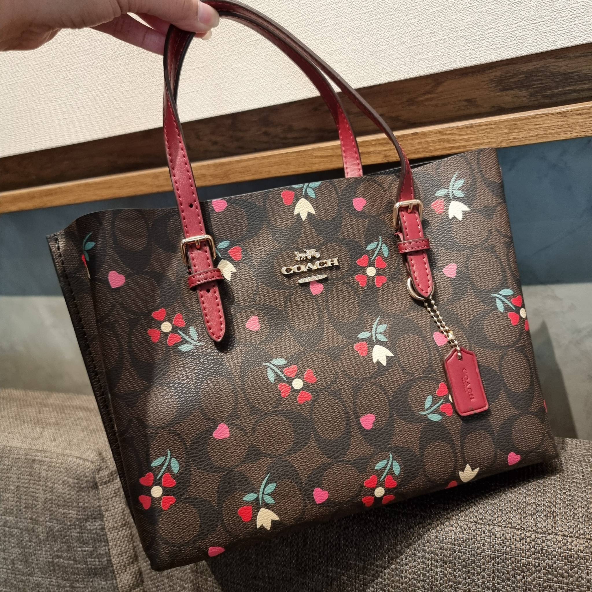 COACH C4250 MOLLIE TOTE 25 IN SIGNATUE CANVAS WITH HEART FLORAL ดีไซน์ใหม่ล่าสุด กระเป๋าโท้ทไซส์เล็กที่สาวๆต่างก็ต้องปักใจรัก รอบนี้น้องถูกเติมแต่งลวดลายดอกไม้ เพิ่มดีเทลความน่าใช้ไปอีก วัสดุหนังแคนวาส ทนทาน ภายในโล่งกว้าง มีช่องซิปกลางใส่ของได้ ขนาดกำลัง