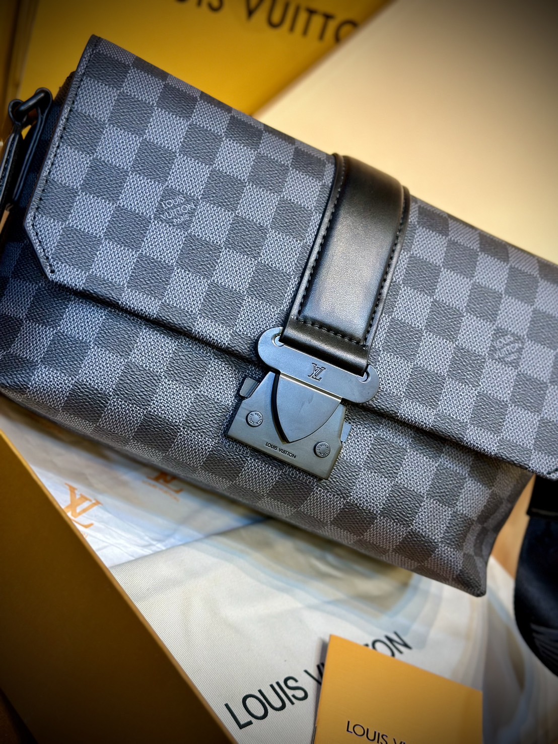 พร้อมส่ง 3 สี LV S-Cape Messenger Monogram Eclipse / LV Messenger Bag กระเป๋าทรงแมสเซ็นเจอร์ แบบคลาสสิกสวยงามเป็นเอกลักษณ์ เกรดออริ