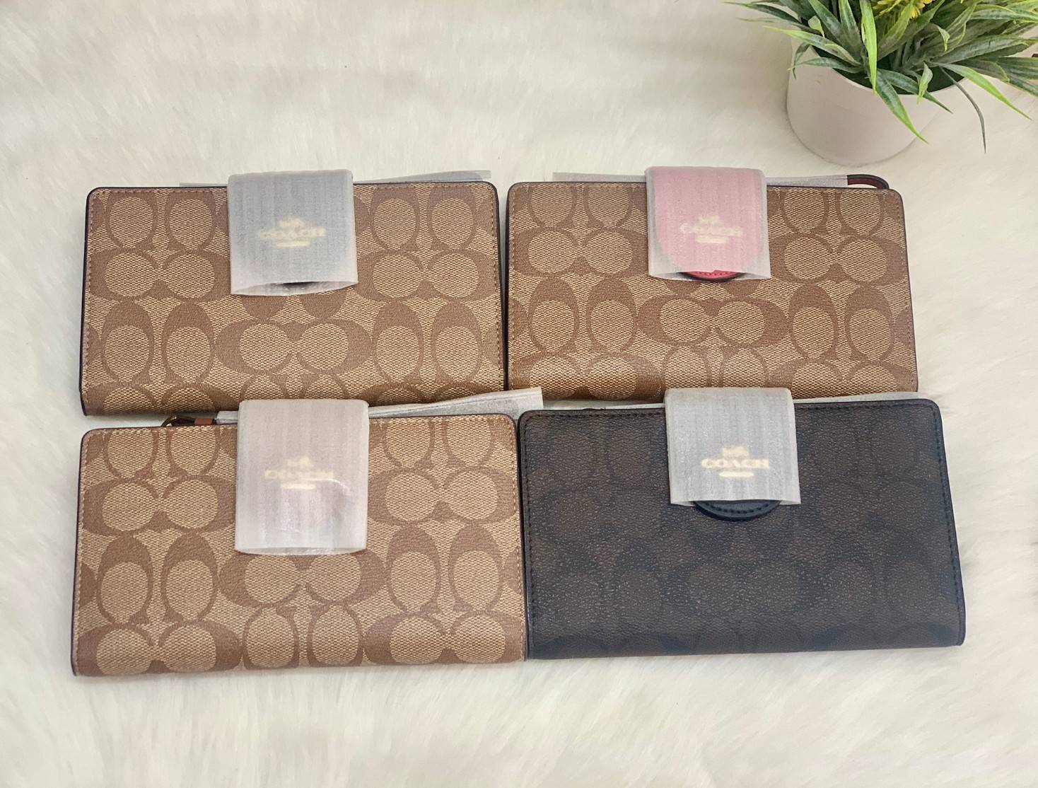 พร้อมส่งครบ 5 สี กระเป๋าสตางค์ที่สาวๆต้องมีติดตัวค่าา😘 COACH TECH WALLET IN COLORBLOCK SIGNATURE ((C2874)) ✔️กระเป๋าเงินใบยาว หนังแท้ พร้อมสายคล้องมือในตัวค่ะ ✔️เปิดปิดด้านหน้าแบบฝากระดุม ภายในมีช่องใส่ธนบัตร2ช่อง ;สามารถใส่มือถือ ip