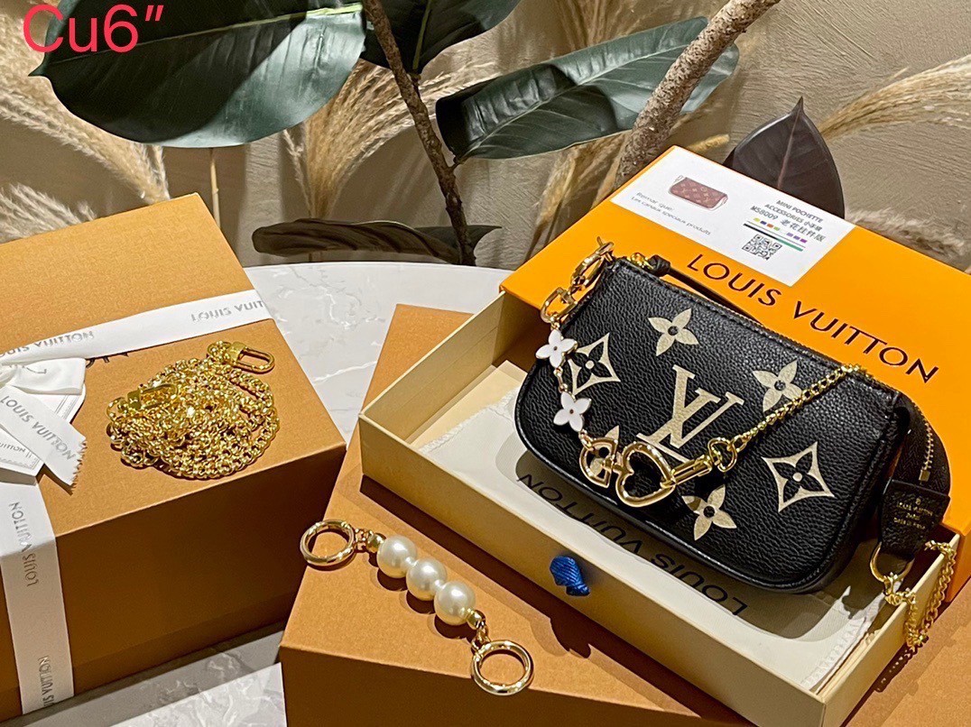 LV Mini Pochette Accessoires กระเป๋าทรงพอชไซส์มินิน่ารัก สวยงามน่าหลงใหล มาพร้อมสายโซ่ประดับมุกและหัวใจ สุดคุ้มปรับใช้ได้ตามต้องการ ถือออกงานดูแพง แมชชุดน่ารัก ได้ใบนี้ไปคุ้มแน่นอนค่ะ