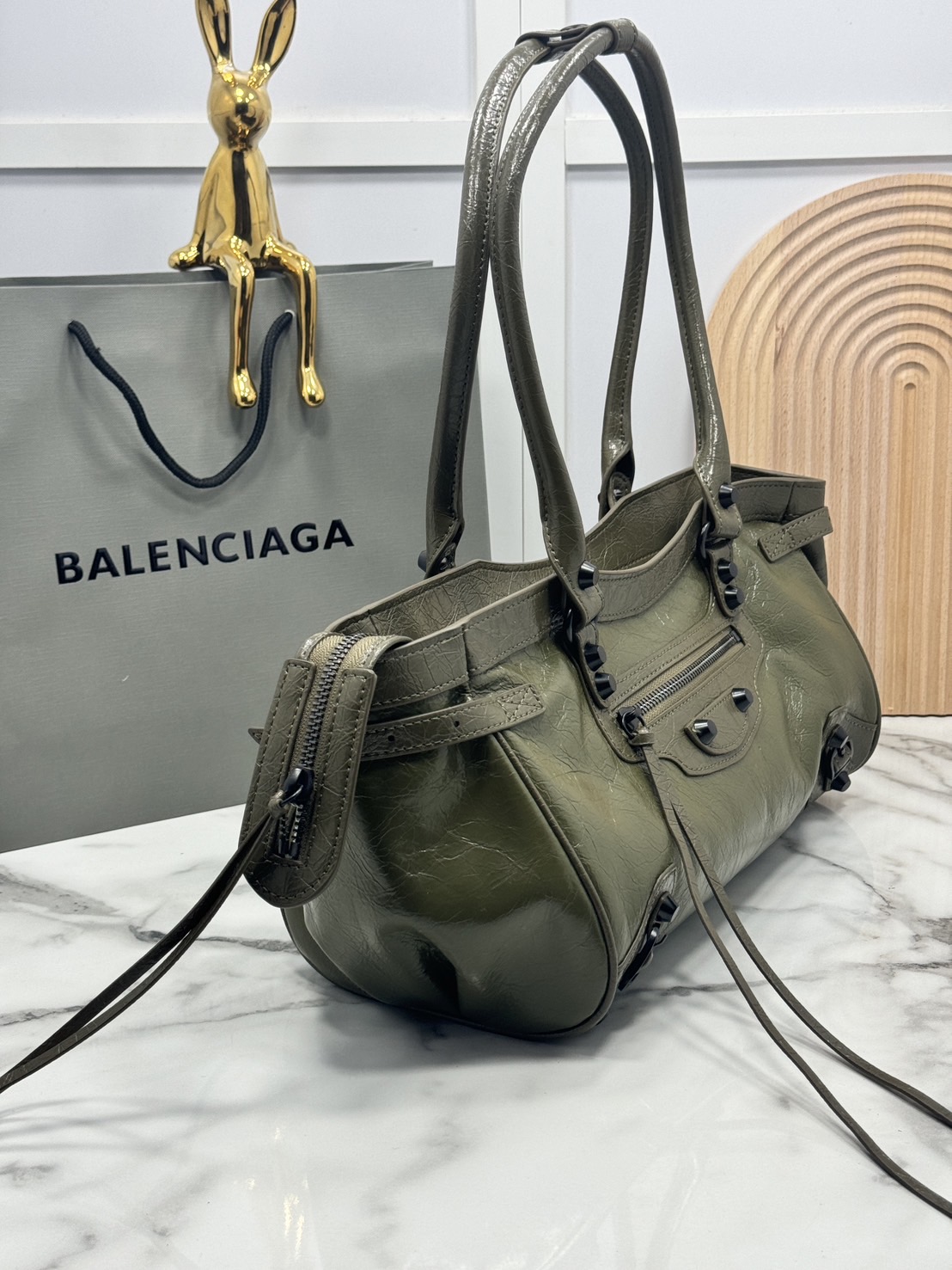 ORI หนังแท้ | Balenciaga Le City Bag East-west Bag 32cm กระเป๋าถือ/สะพายข้างทรงยาวดีไซน์โดดเด่นสวยเท่ล้ำสมัย ที่สุดแห่งความไอคอนิกไม่เหมือนใคร มีกิมมิคและลูกเล่นแพรวพราว