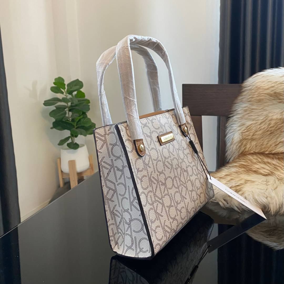 CALVIN KLEIN JEANS crossbody bag กระเป๋าถือหรือสะพาย ลายซิกเนเจอร์แบรนด์ทั้งใบ มีหูจับสำหรับถือ เปิด-ปิดกระเป๋าด้วยกระดุมแม่เหล็ก ด้านในโล่งกว้างมีช่องเล็กและช่องซิปสำหรับใส่ของจุกจิก ซับในลายแบรนด์อย่างดี มาพร้อมสายสะพายยาวปรับระดับได้ สามารถใช้ได้หลากหล