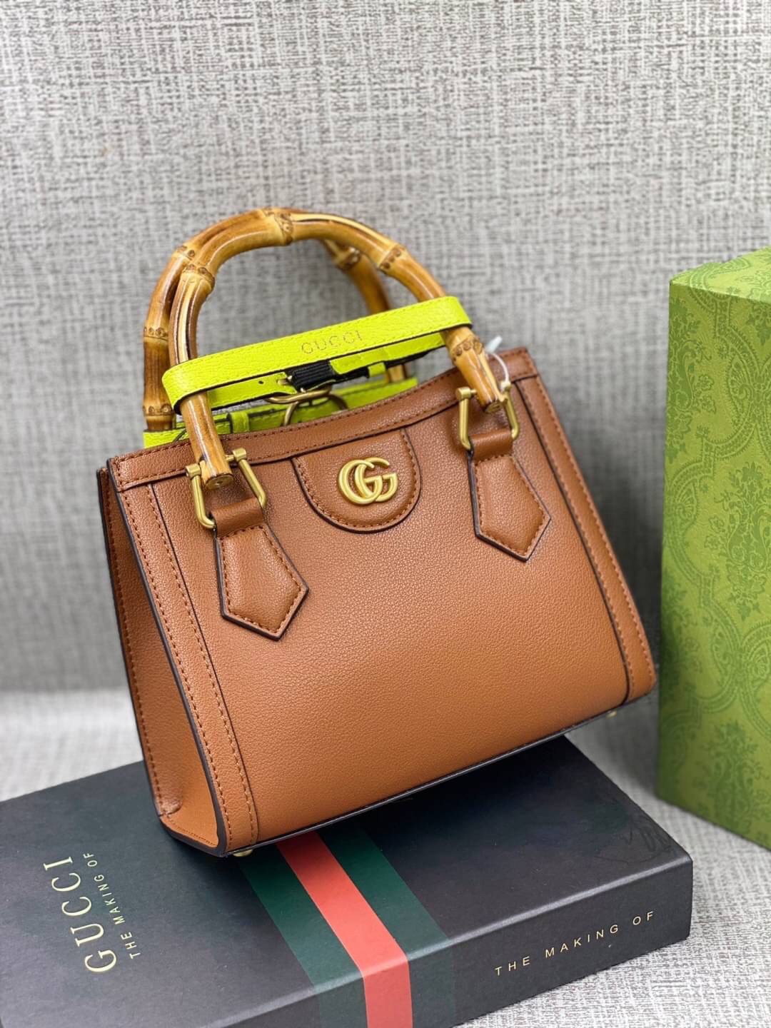 VIP GIFT 】หนังแท้ GUCCI Diana mini tote bag กระเป๋างานหูไม้ไผ่สุดคลาสสิก ดีไซน์มาใหม่พร้อมเข็ดขัดหนังสีสะท้อนแสงประดับตรงหูกระเป๋า ขนาดมินิกำลังน่ารักเลยค่ะ วัสดุหนังแท้ อะไหล่ทอง งานสวยตั้งอยู่ทรง มีสายสะพายยาว 1เส้น สามารถปรับระดับได้-ถอดได้ งานเก๋ไก๋ที